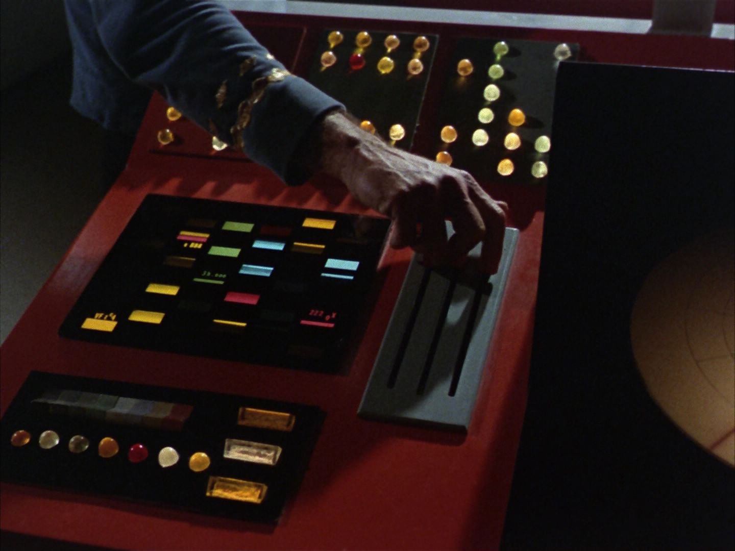 ariane179254_StarTrek_1x28_TheCityOnTheEdgeOfForever_0293.jpg