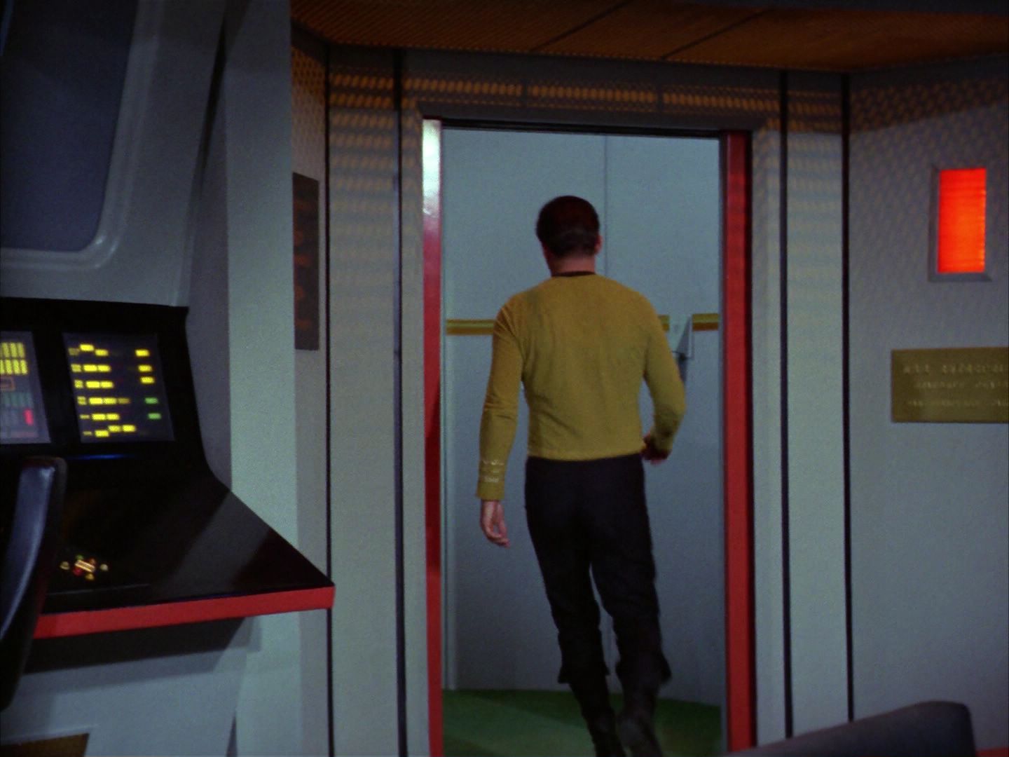ariane179254_StarTrek_1x28_TheCityOnTheEdgeOfForever_0349.jpg