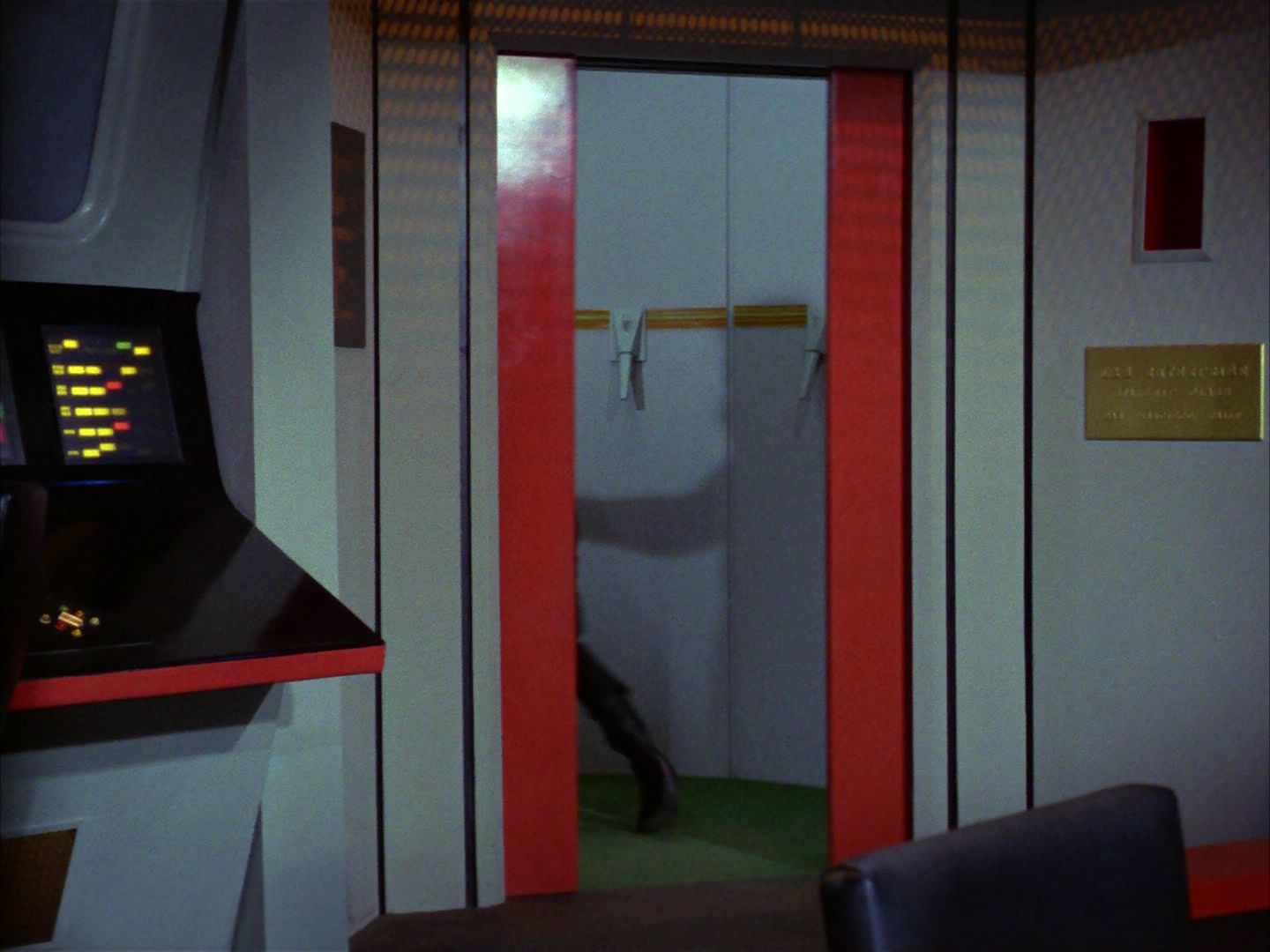 ariane179254_StarTrek_1x28_TheCityOnTheEdgeOfForever_0350.jpg
