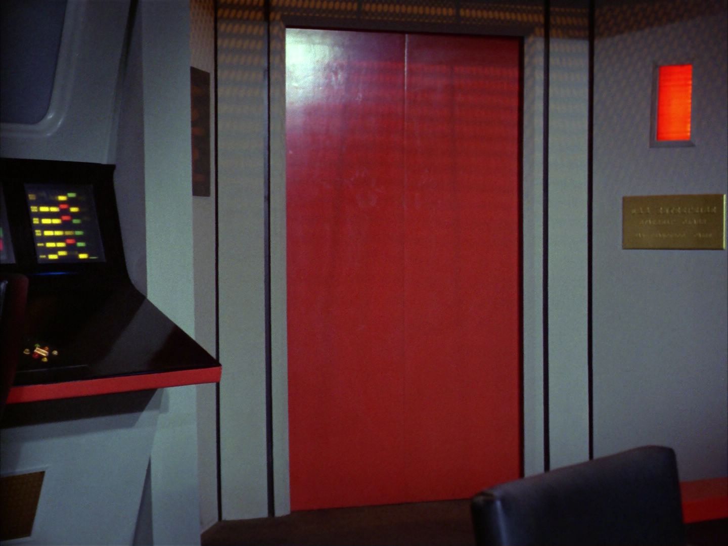 ariane179254_StarTrek_1x28_TheCityOnTheEdgeOfForever_0351.jpg