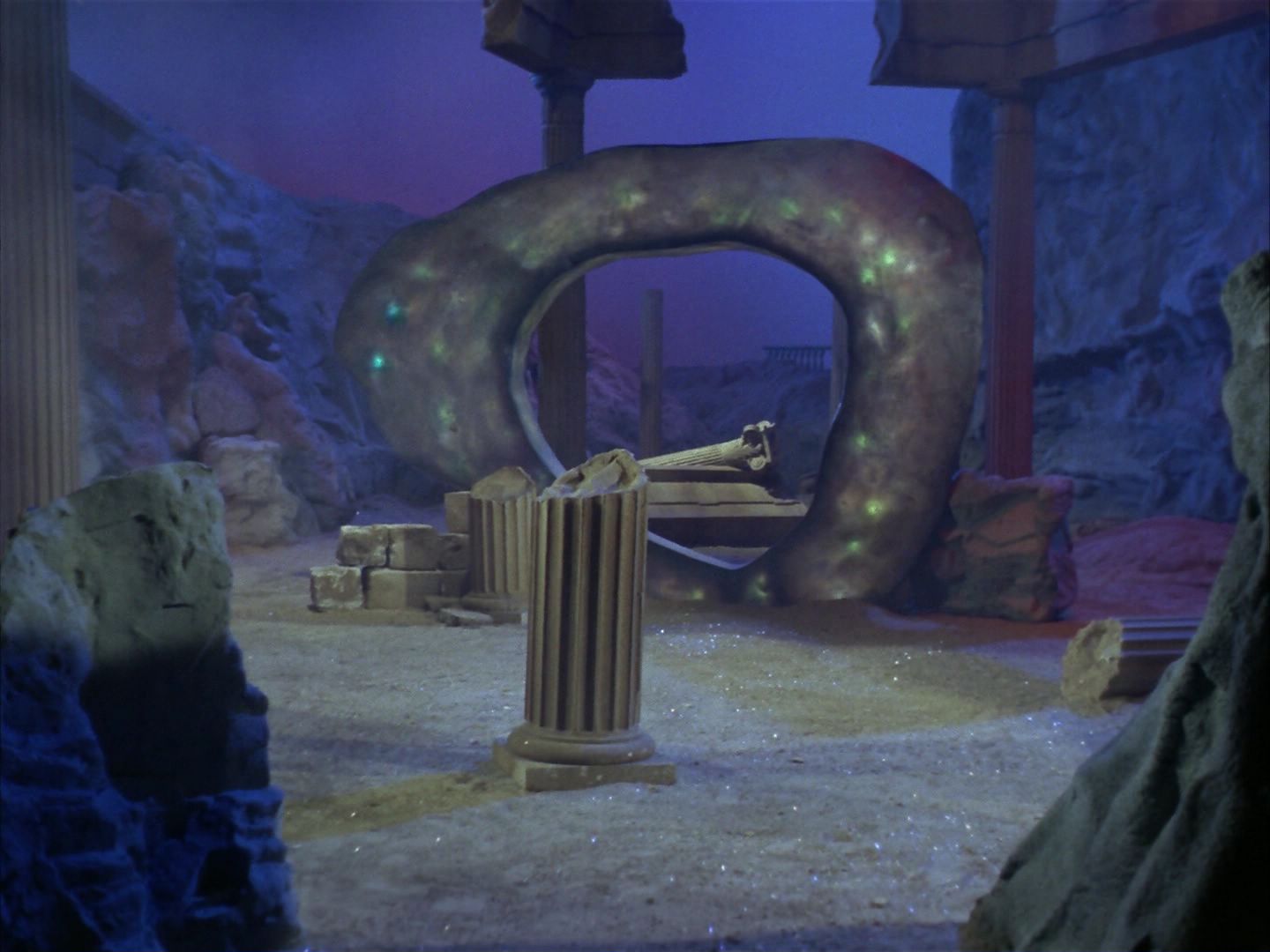 ariane179254_StarTrek_1x28_TheCityOnTheEdgeOfForever_0394.jpg