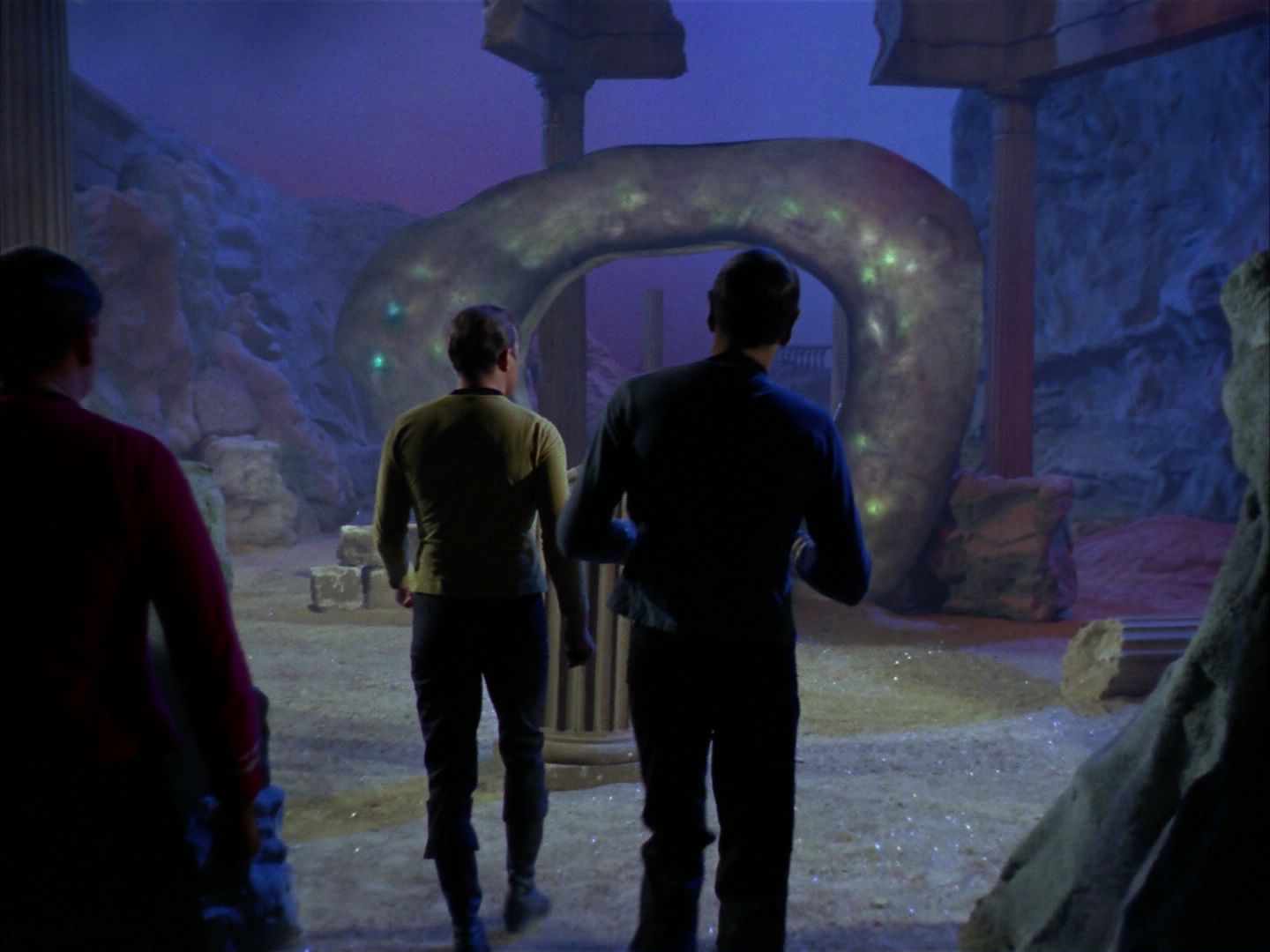 ariane179254_StarTrek_1x28_TheCityOnTheEdgeOfForever_0398.jpg