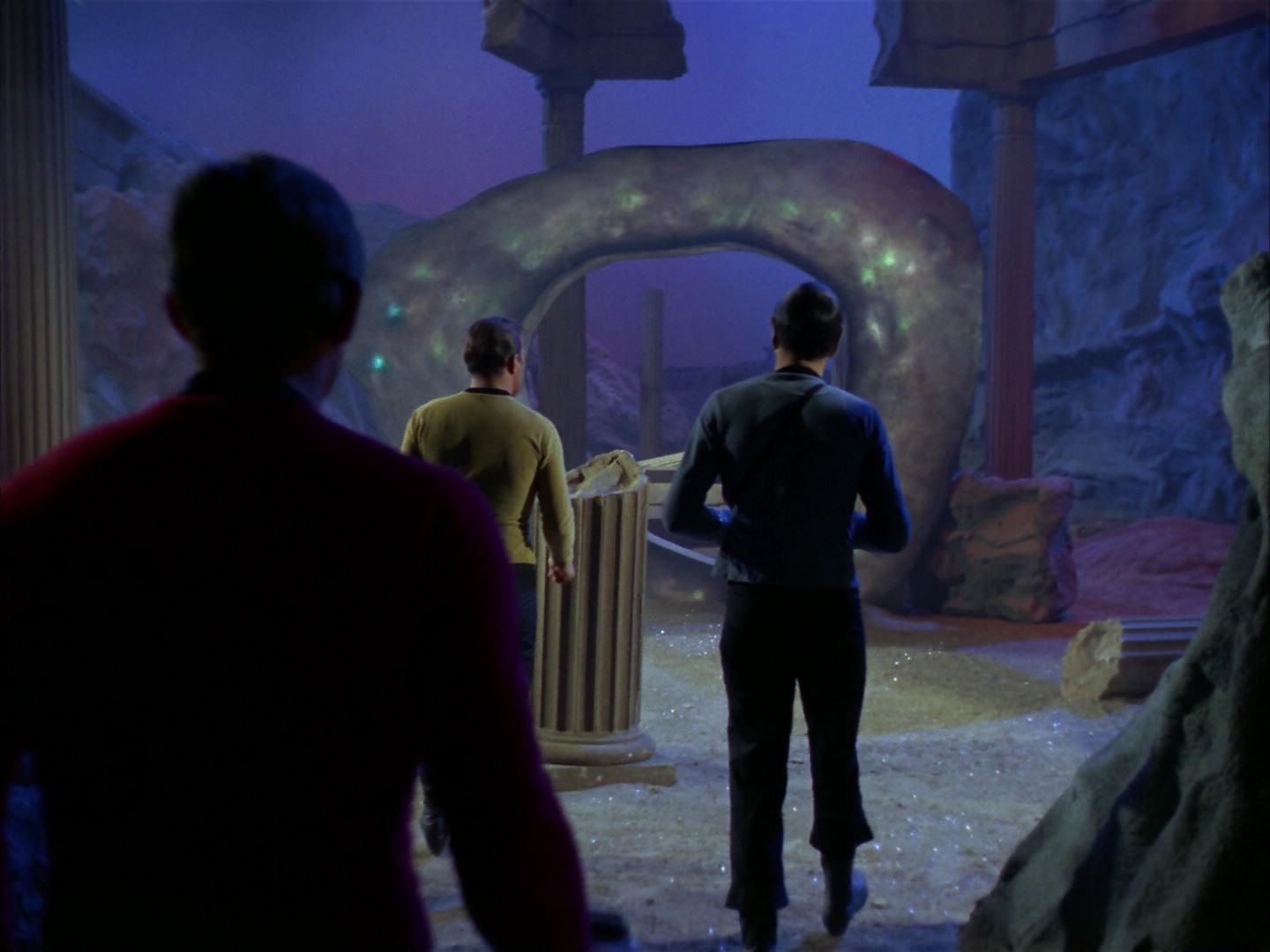 ariane179254_StarTrek_1x28_TheCityOnTheEdgeOfForever_0399.jpg