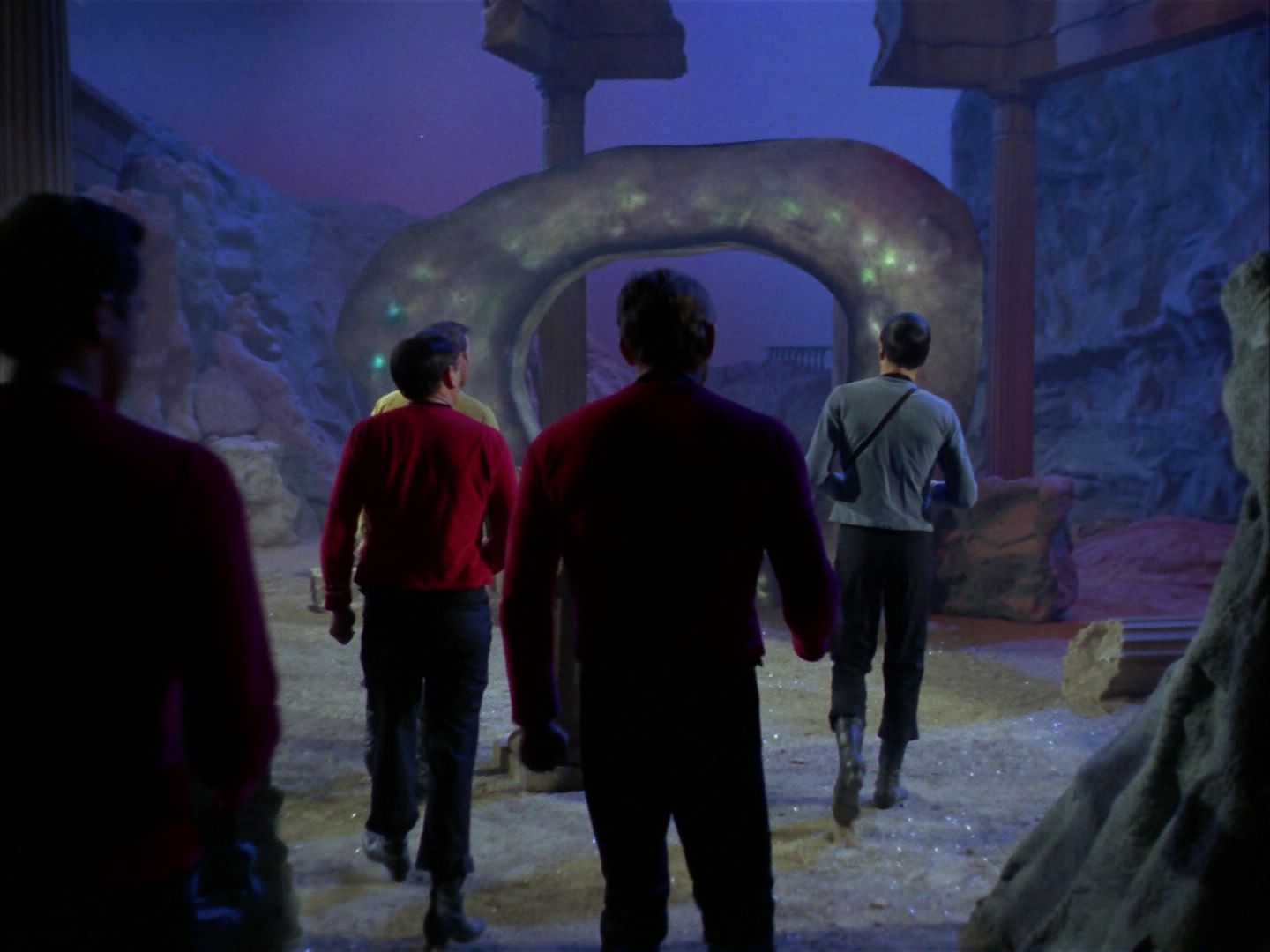 ariane179254_StarTrek_1x28_TheCityOnTheEdgeOfForever_0401.jpg