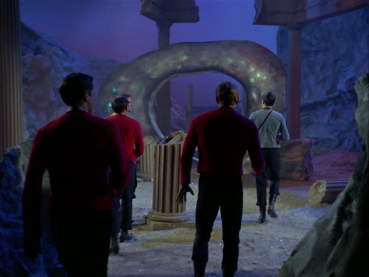 ariane179254_StarTrek_1x28_TheCityOnTheEdgeOfForever_0402.jpg