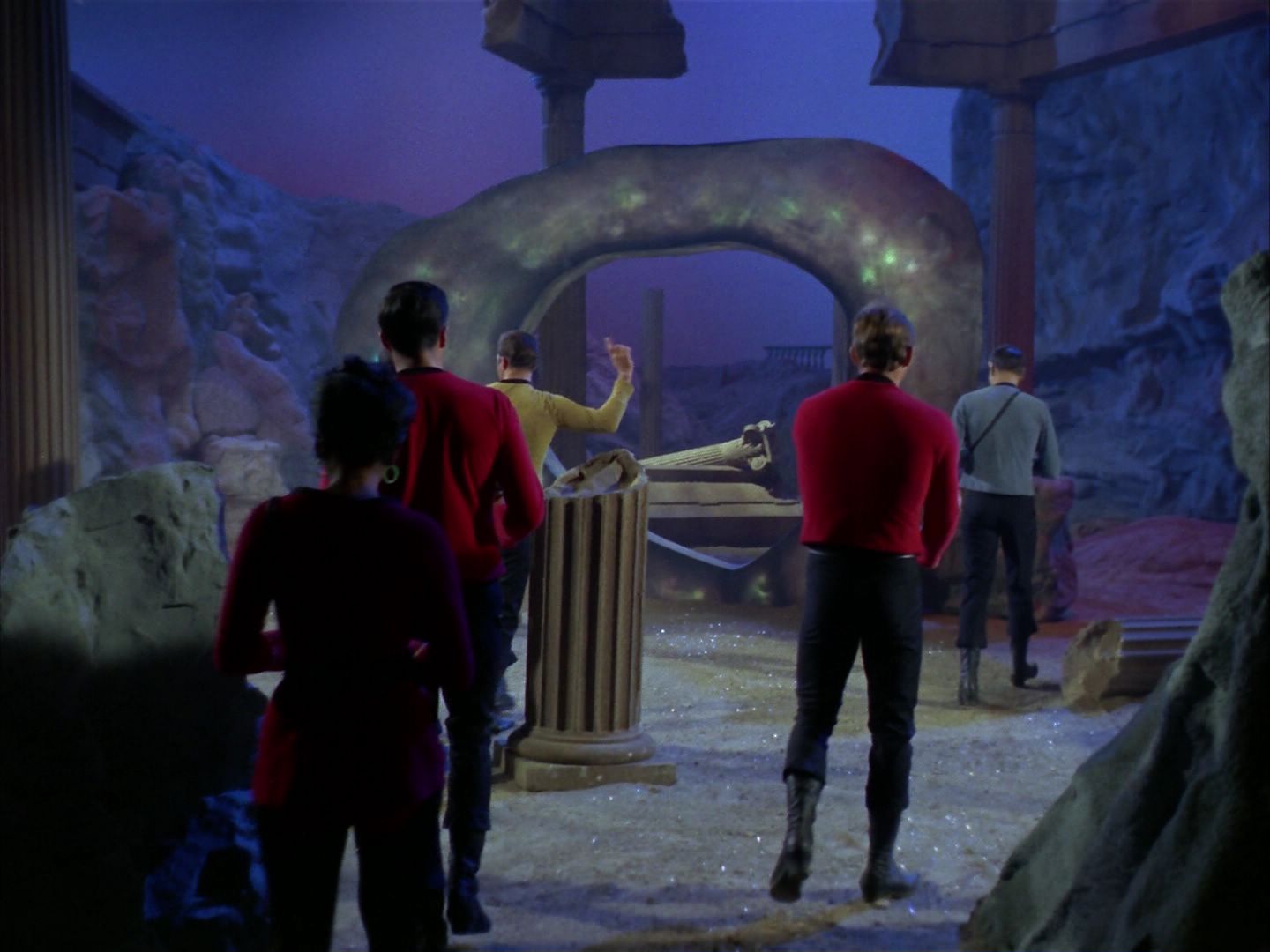 ariane179254_StarTrek_1x28_TheCityOnTheEdgeOfForever_0404.jpg