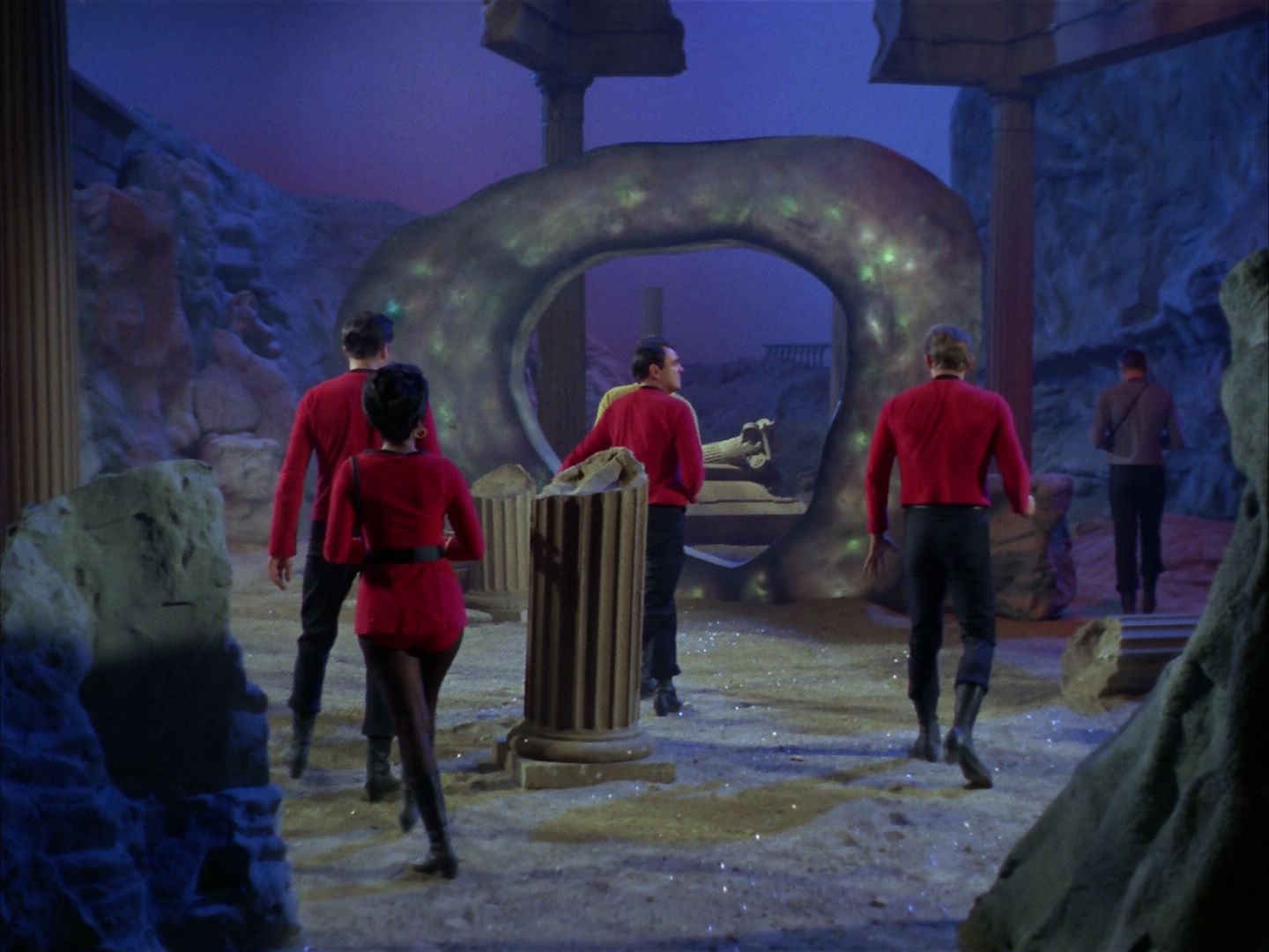 ariane179254_StarTrek_1x28_TheCityOnTheEdgeOfForever_0407.jpg