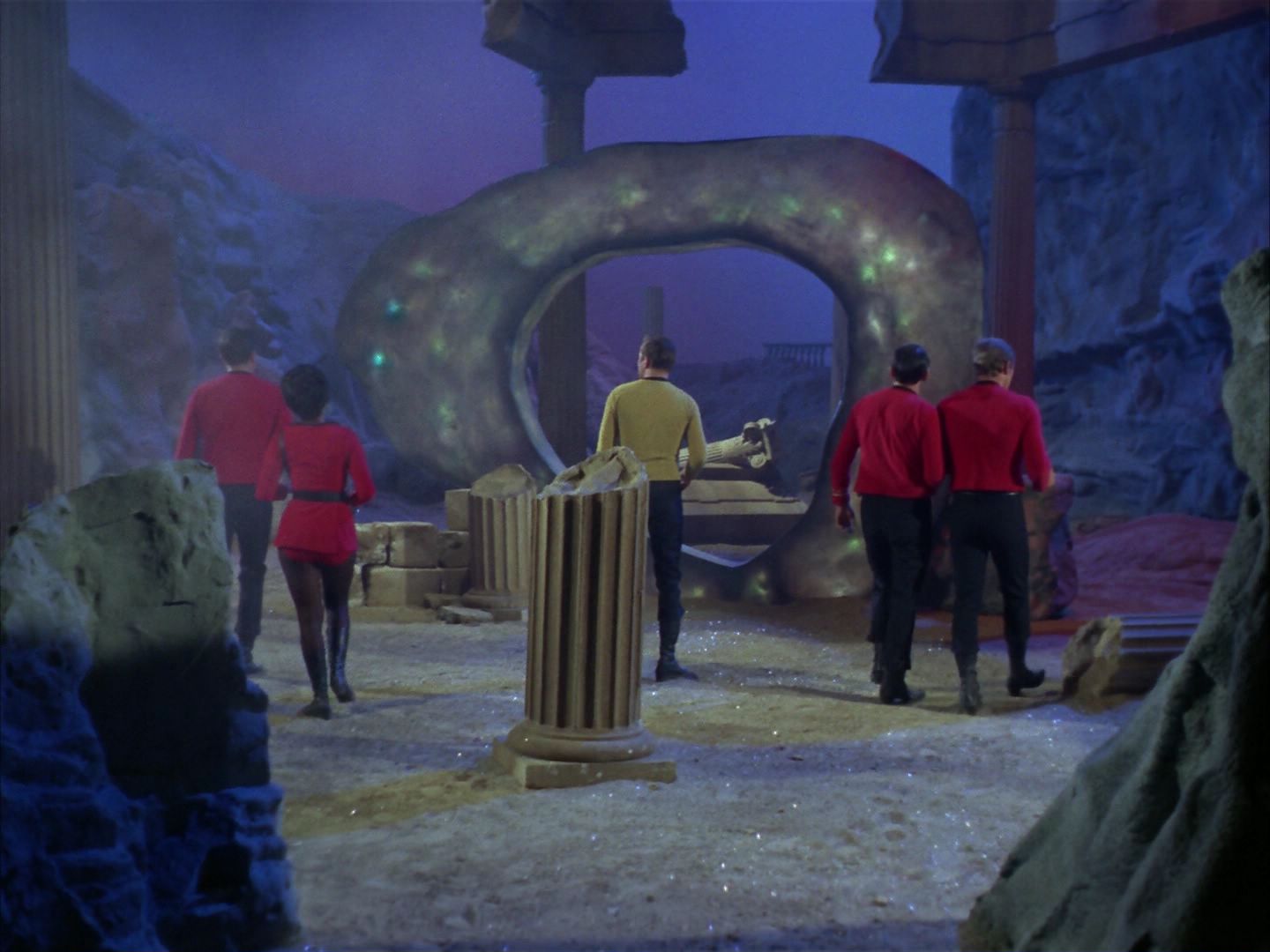 ariane179254_StarTrek_1x28_TheCityOnTheEdgeOfForever_0410.jpg