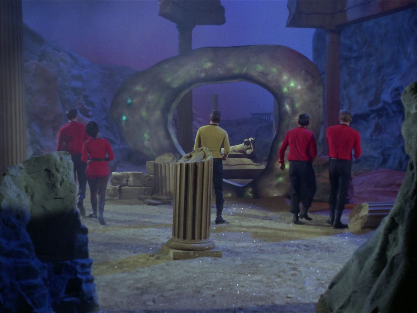 ariane179254_StarTrek_1x28_TheCityOnTheEdgeOfForever_0411.jpg