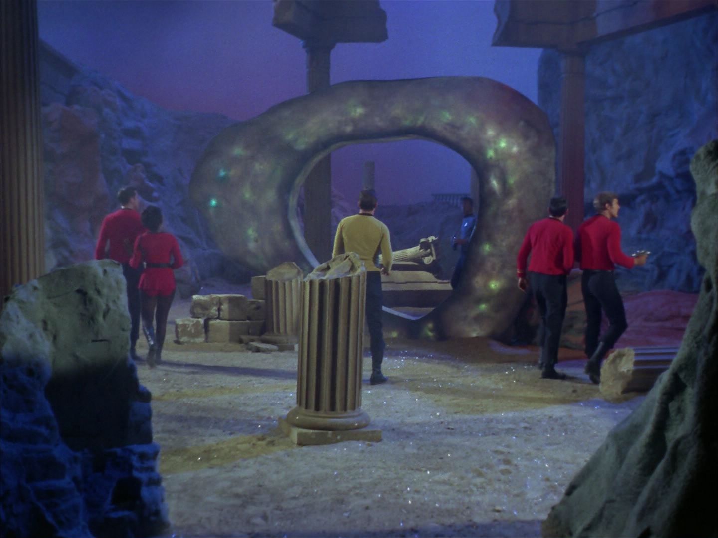 ariane179254_StarTrek_1x28_TheCityOnTheEdgeOfForever_0412.jpg