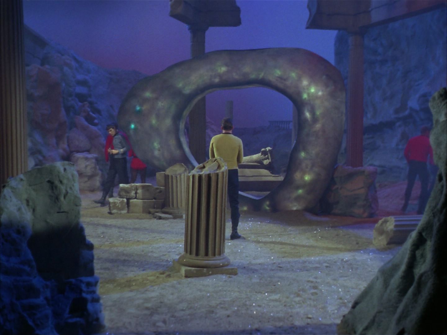 ariane179254_StarTrek_1x28_TheCityOnTheEdgeOfForever_0418.jpg