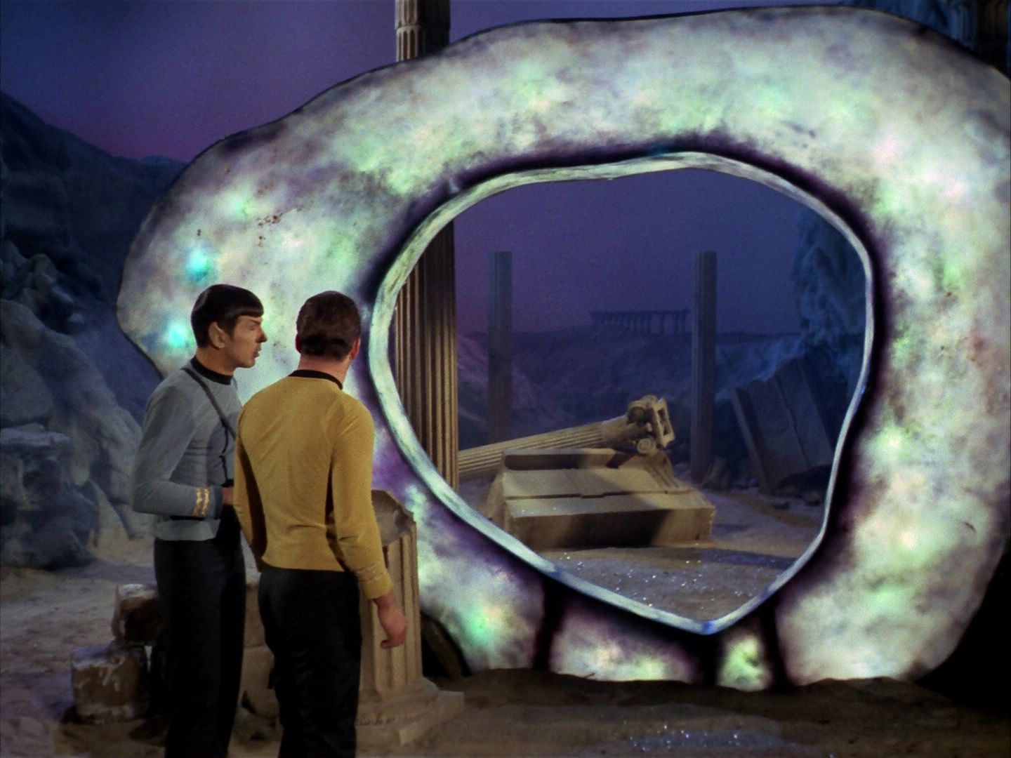 ariane179254_StarTrek_1x28_TheCityOnTheEdgeOfForever_0548.jpg