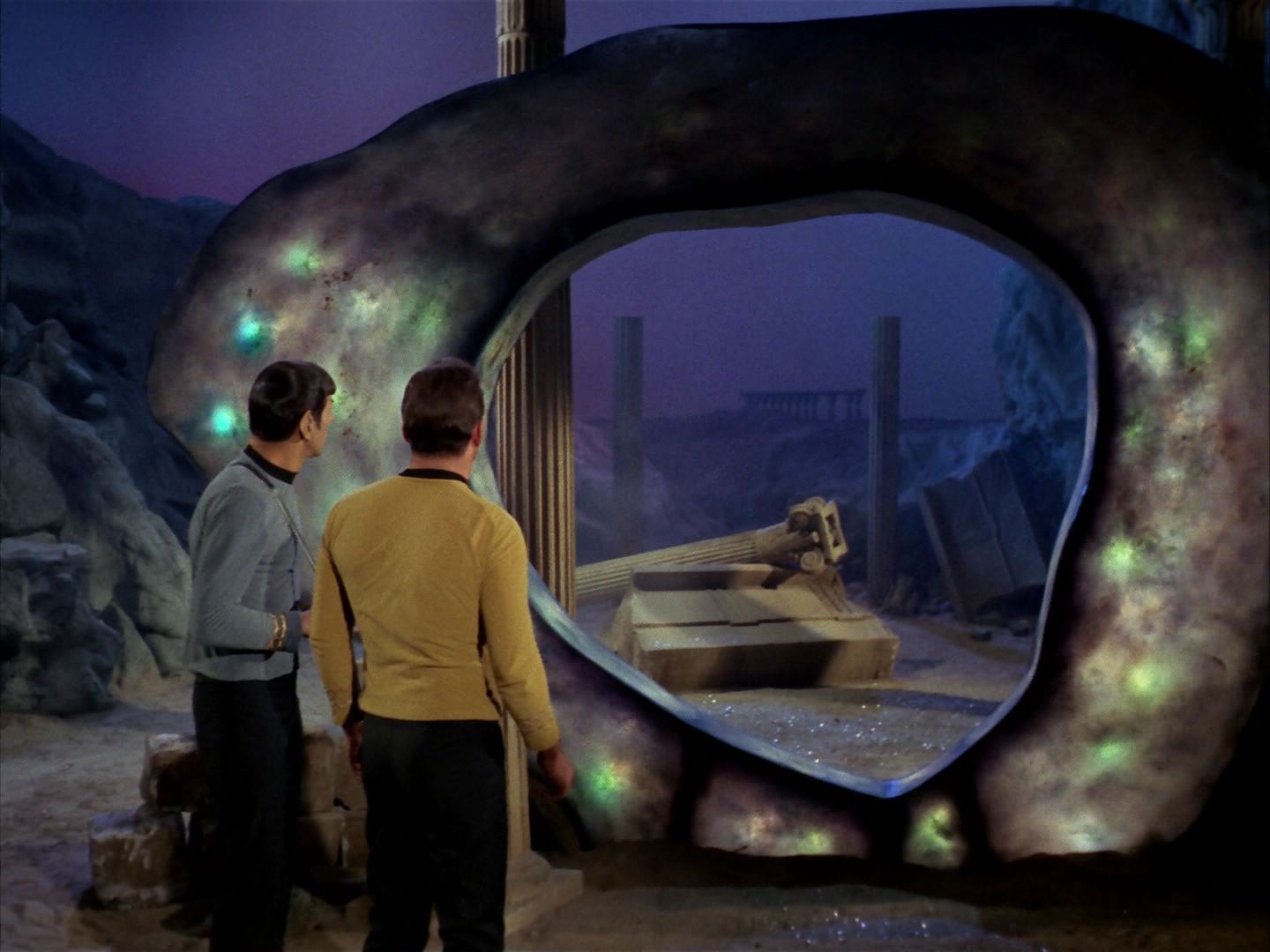 ariane179254_StarTrek_1x28_TheCityOnTheEdgeOfForever_0549.jpg