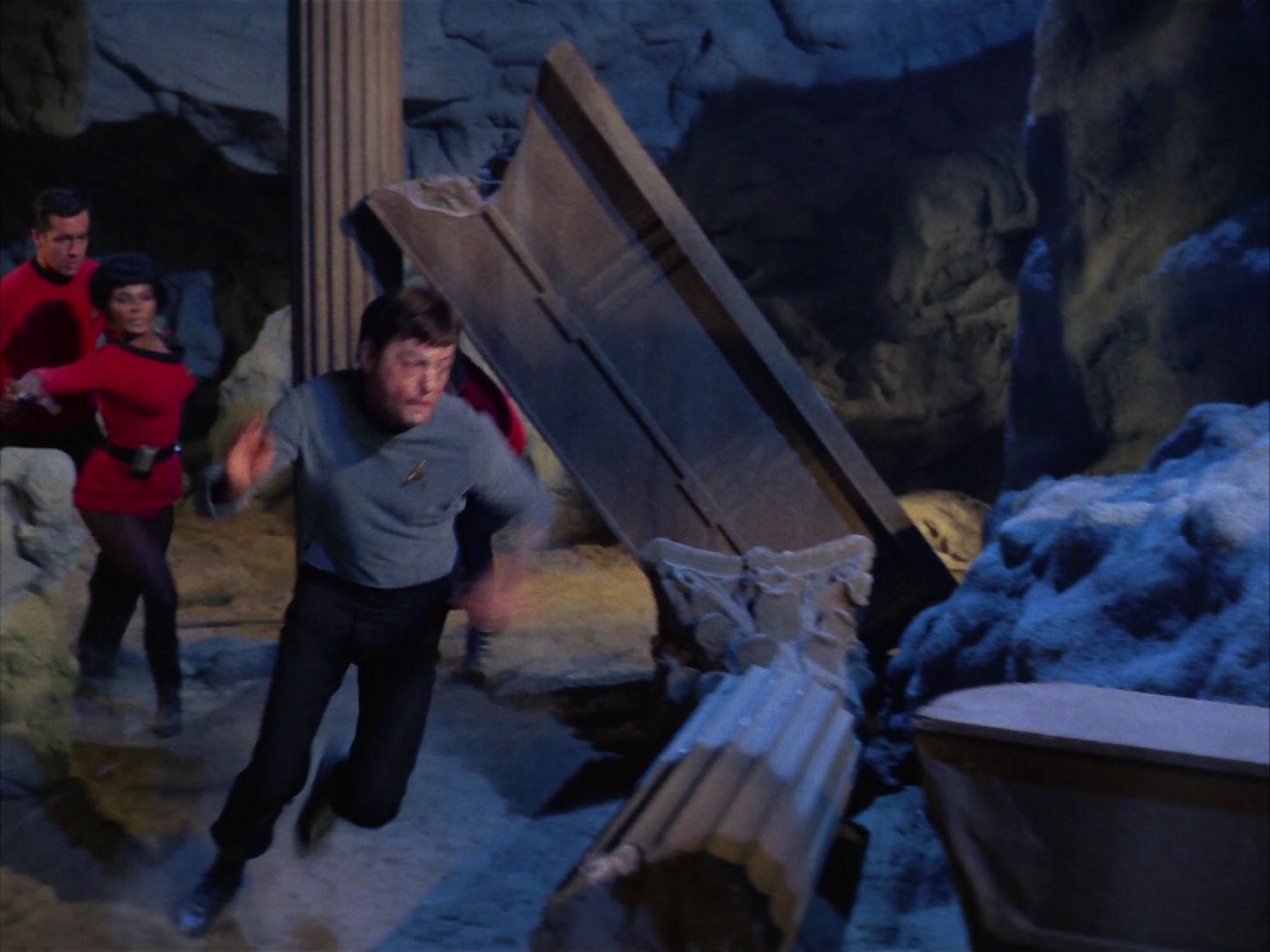 ariane179254_StarTrek_1x28_TheCityOnTheEdgeOfForever_0586.jpg