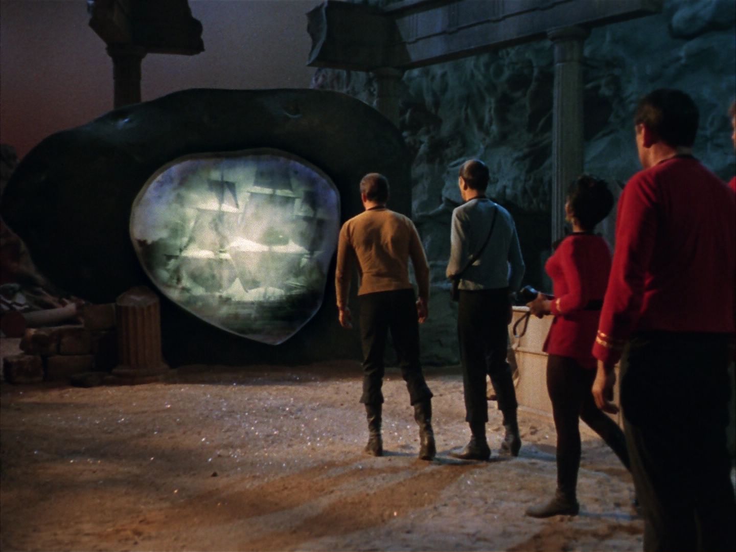 ariane179254_StarTrek_1x28_TheCityOnTheEdgeOfForever_0646.jpg