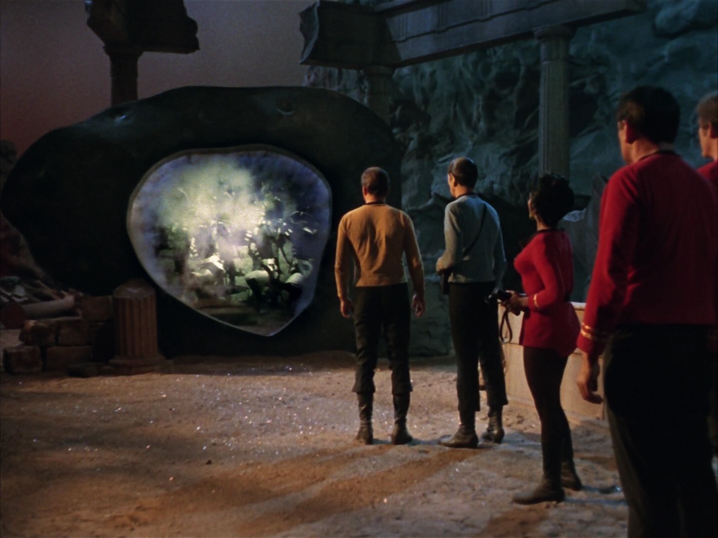 ariane179254_StarTrek_1x28_TheCityOnTheEdgeOfForever_0652.jpg