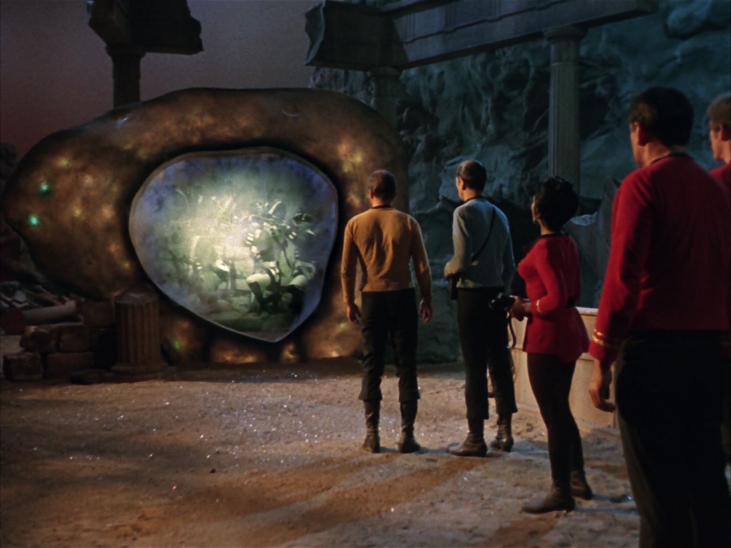 ariane179254_StarTrek_1x28_TheCityOnTheEdgeOfForever_0653.jpg