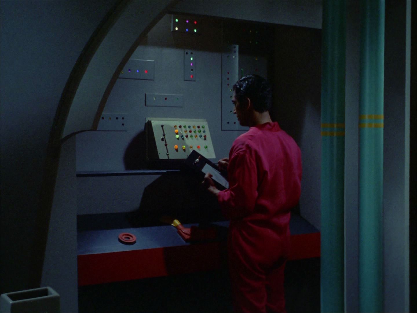 ariane179254_StarTrek_2x03_TheChangeling_0533.jpg