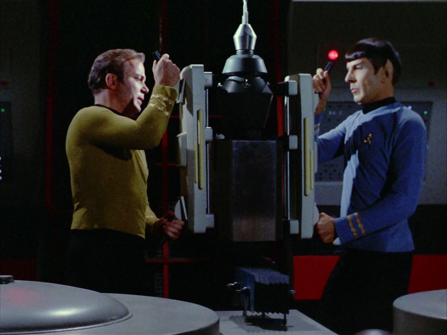 ariane179254_StarTrek_2x03_TheChangeling_1338.jpg