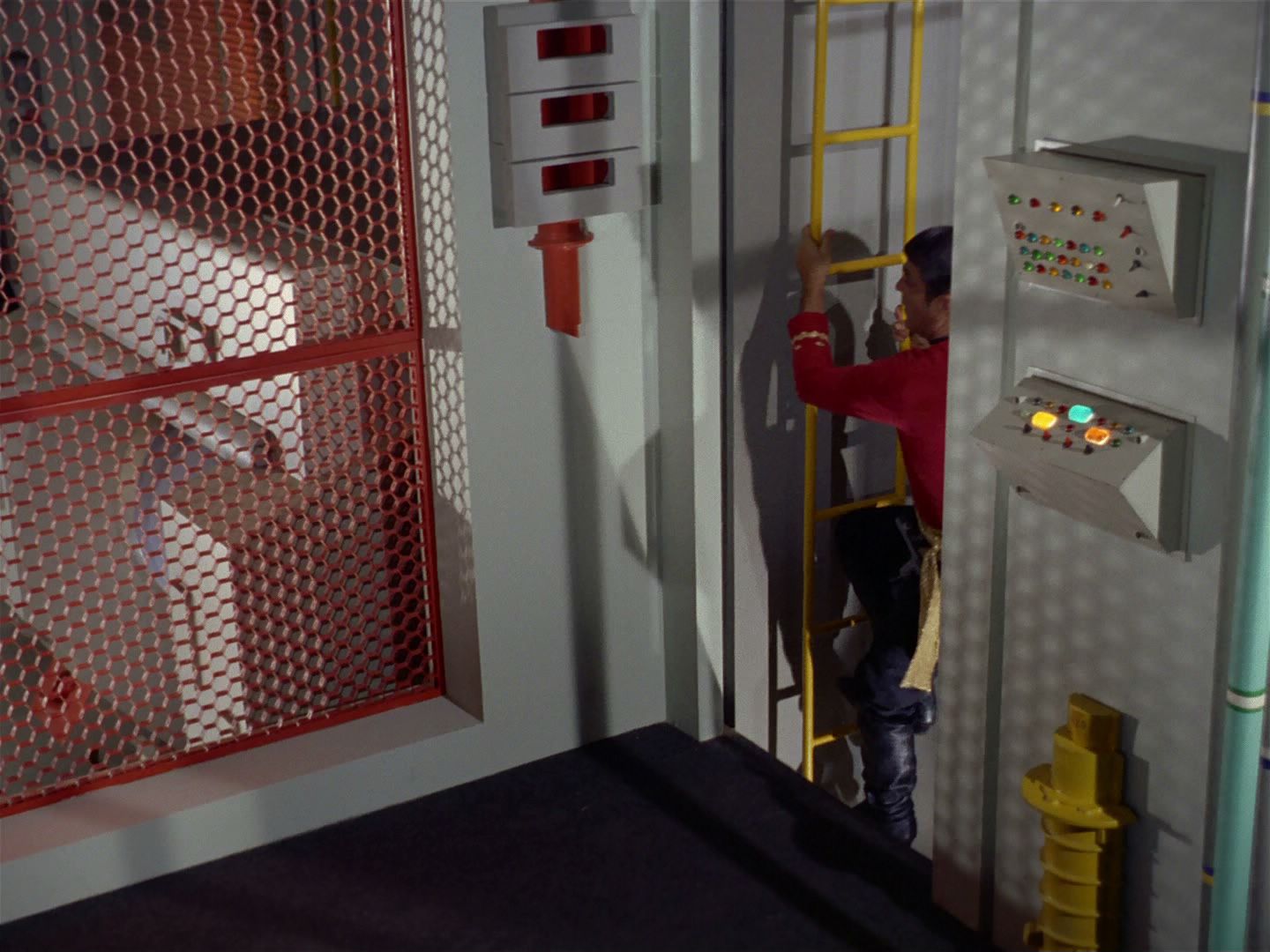 ariane179254_StarTrek_2x04_MirrorMirror_0657.jpg