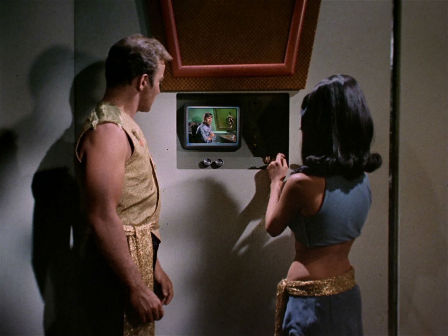ariane179254_StarTrek_2x04_MirrorMirror_0811.jpg