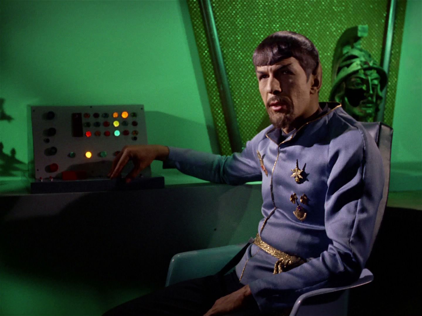 ariane179254_StarTrek_2x04_MirrorMirror_0909.jpg
