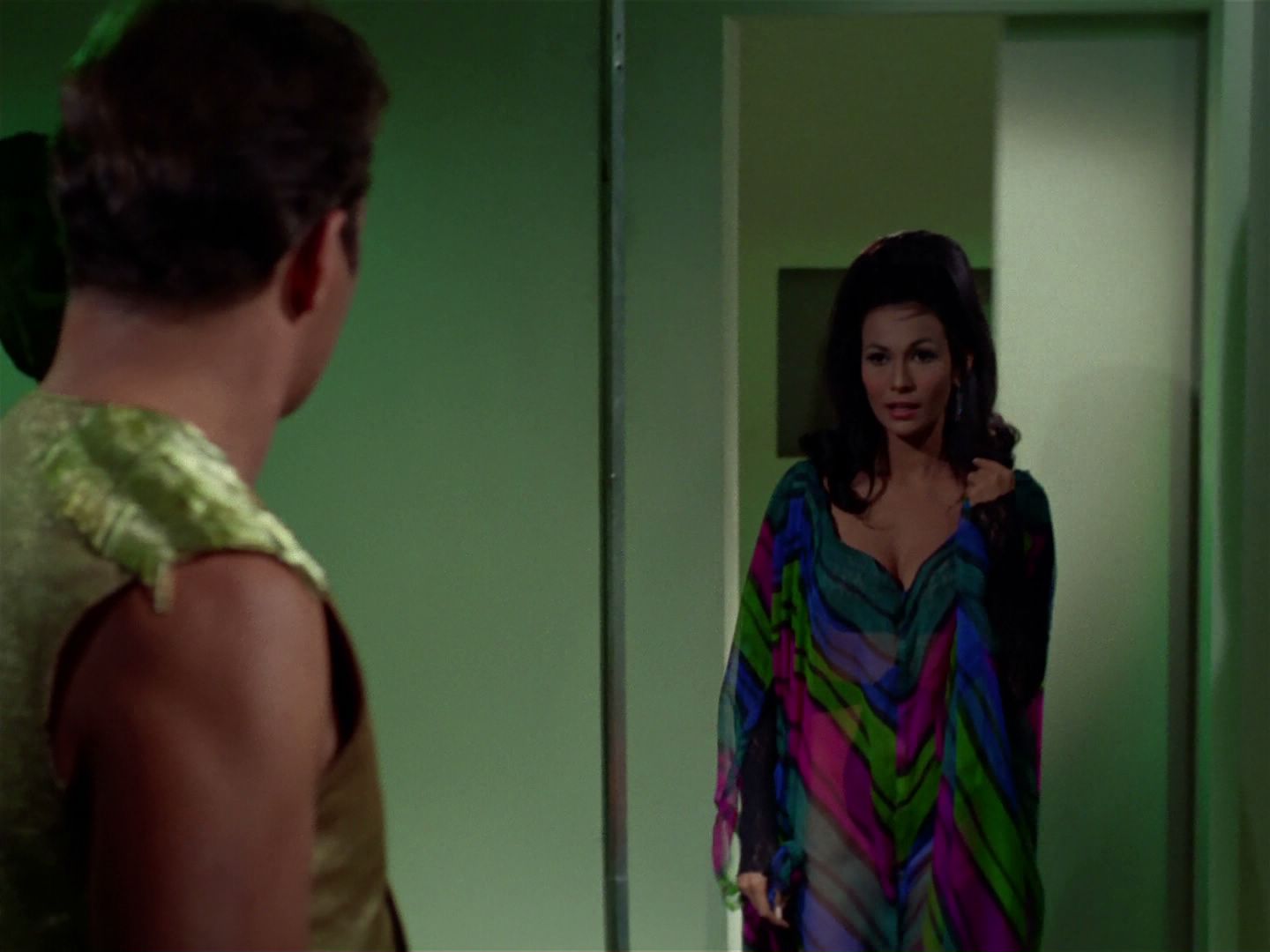 ariane179254_StarTrek_2x04_MirrorMirror_0929.jpg