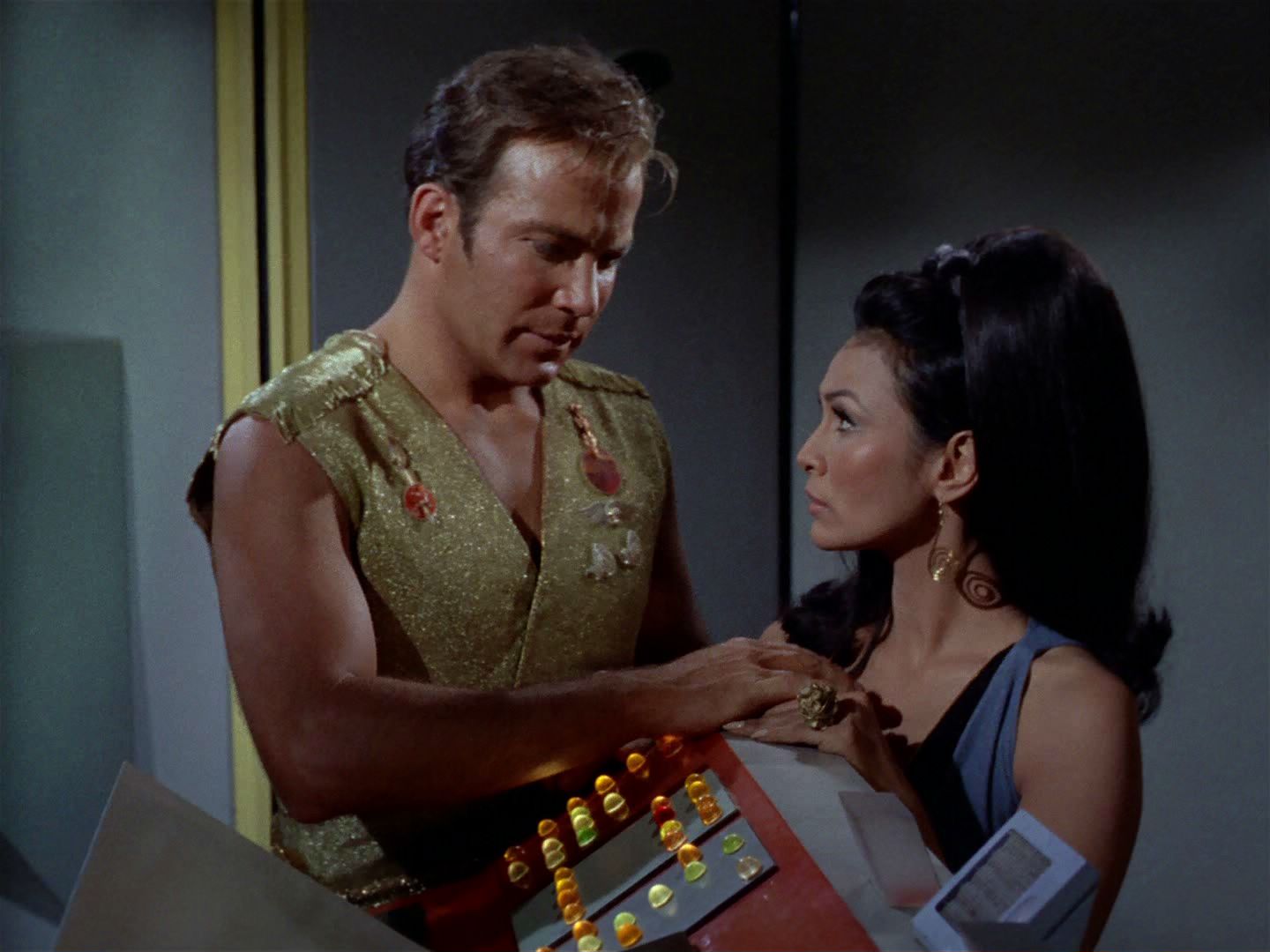 ariane179254_StarTrek_2x04_MirrorMirror_1380.jpg