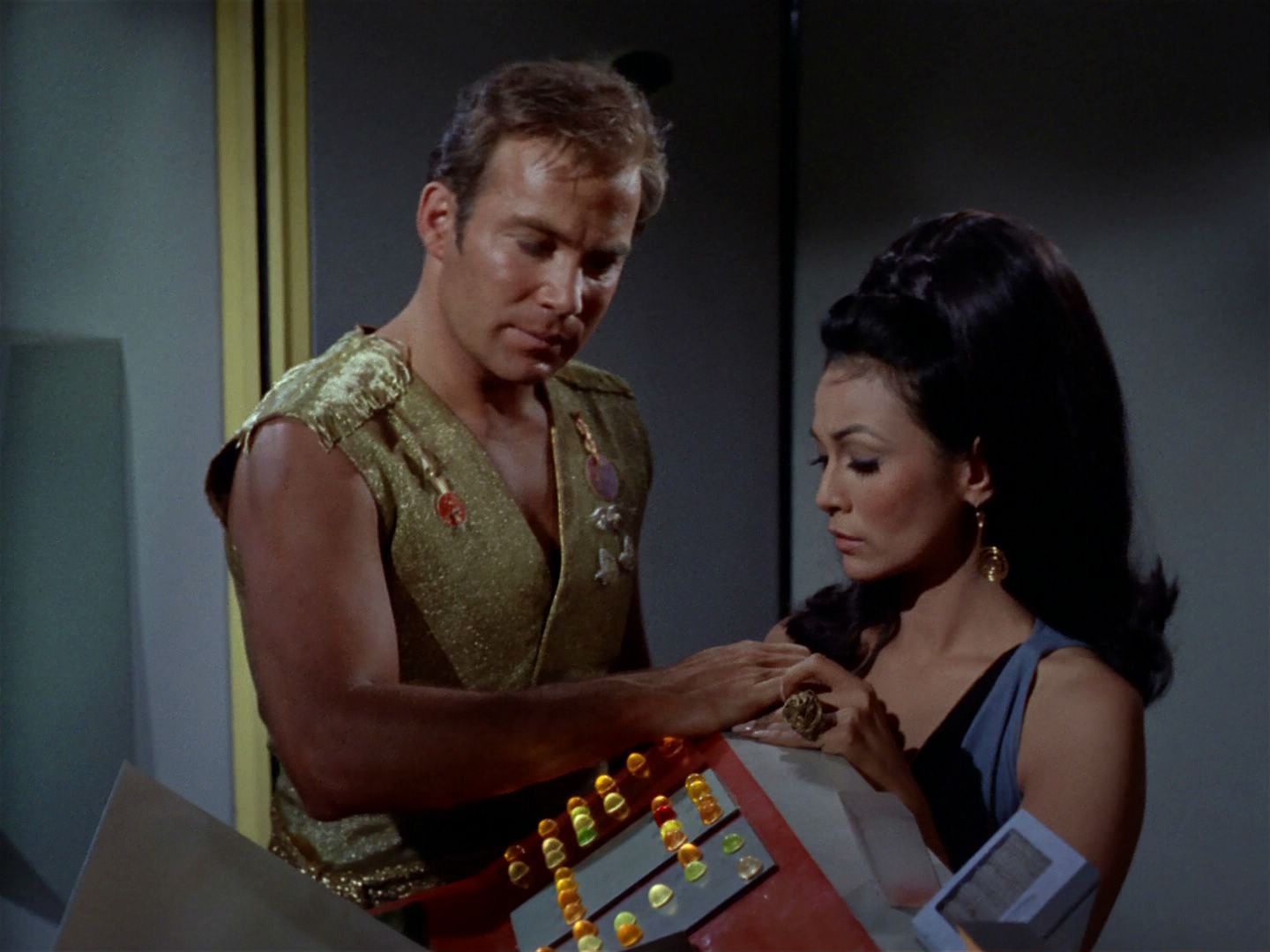 ariane179254_StarTrek_2x04_MirrorMirror_1381.jpg
