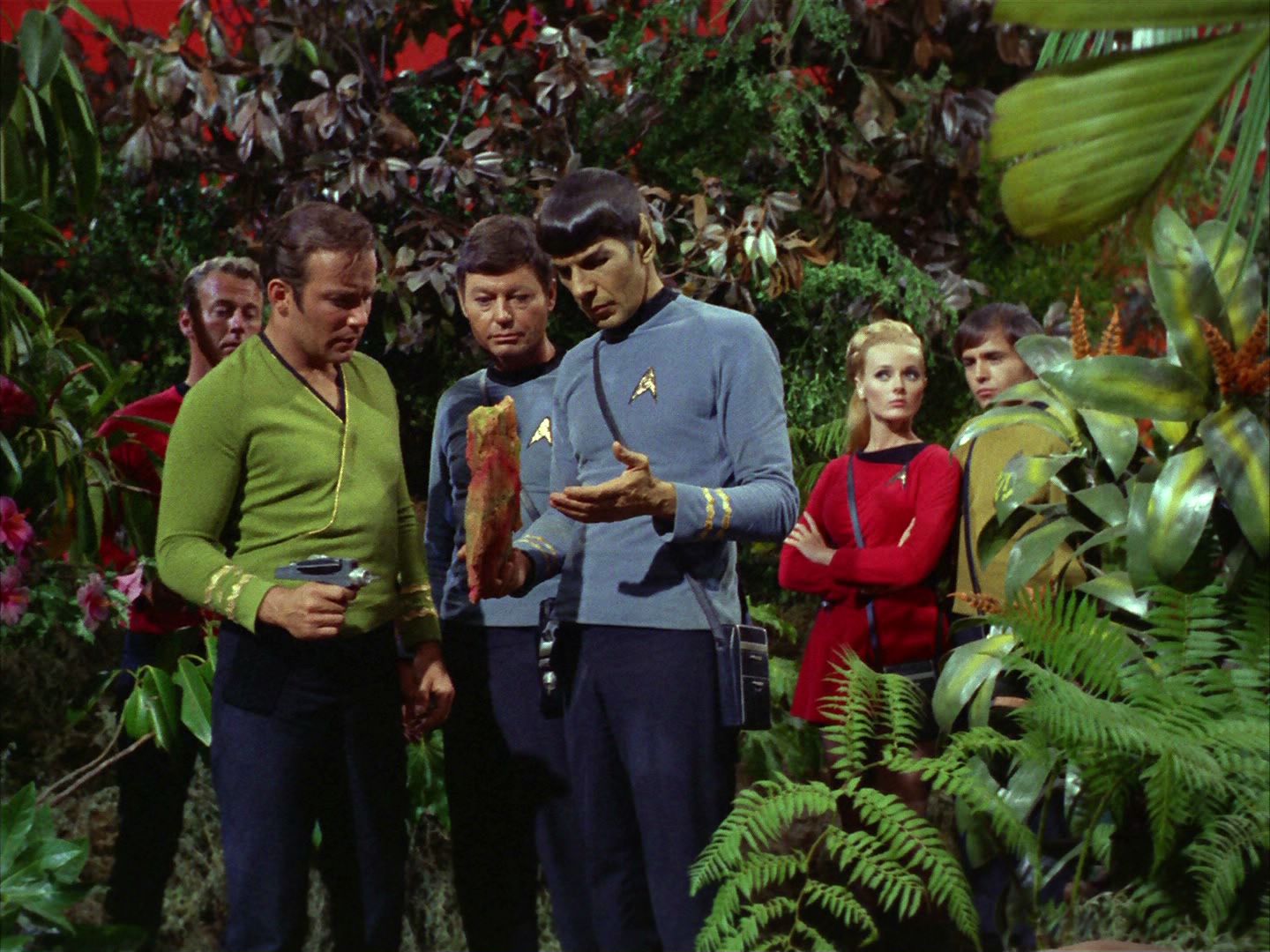 ariane179254_StarTrek_2x05_TheApple_0216.jpg