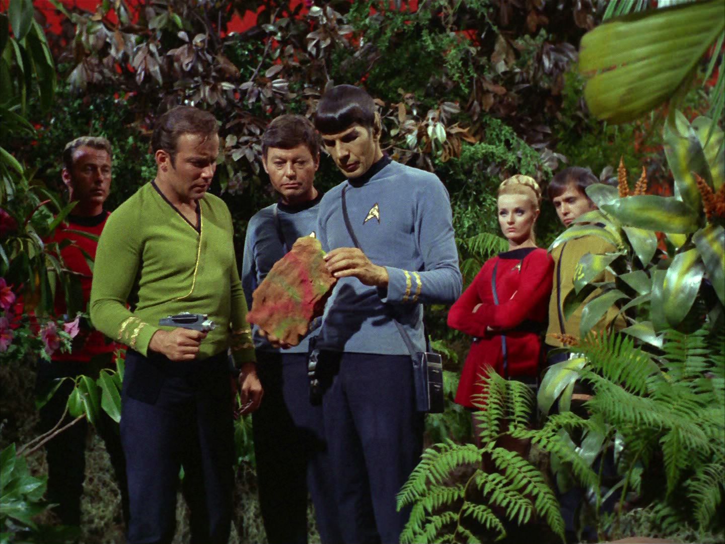 ariane179254_StarTrek_2x05_TheApple_0218.jpg
