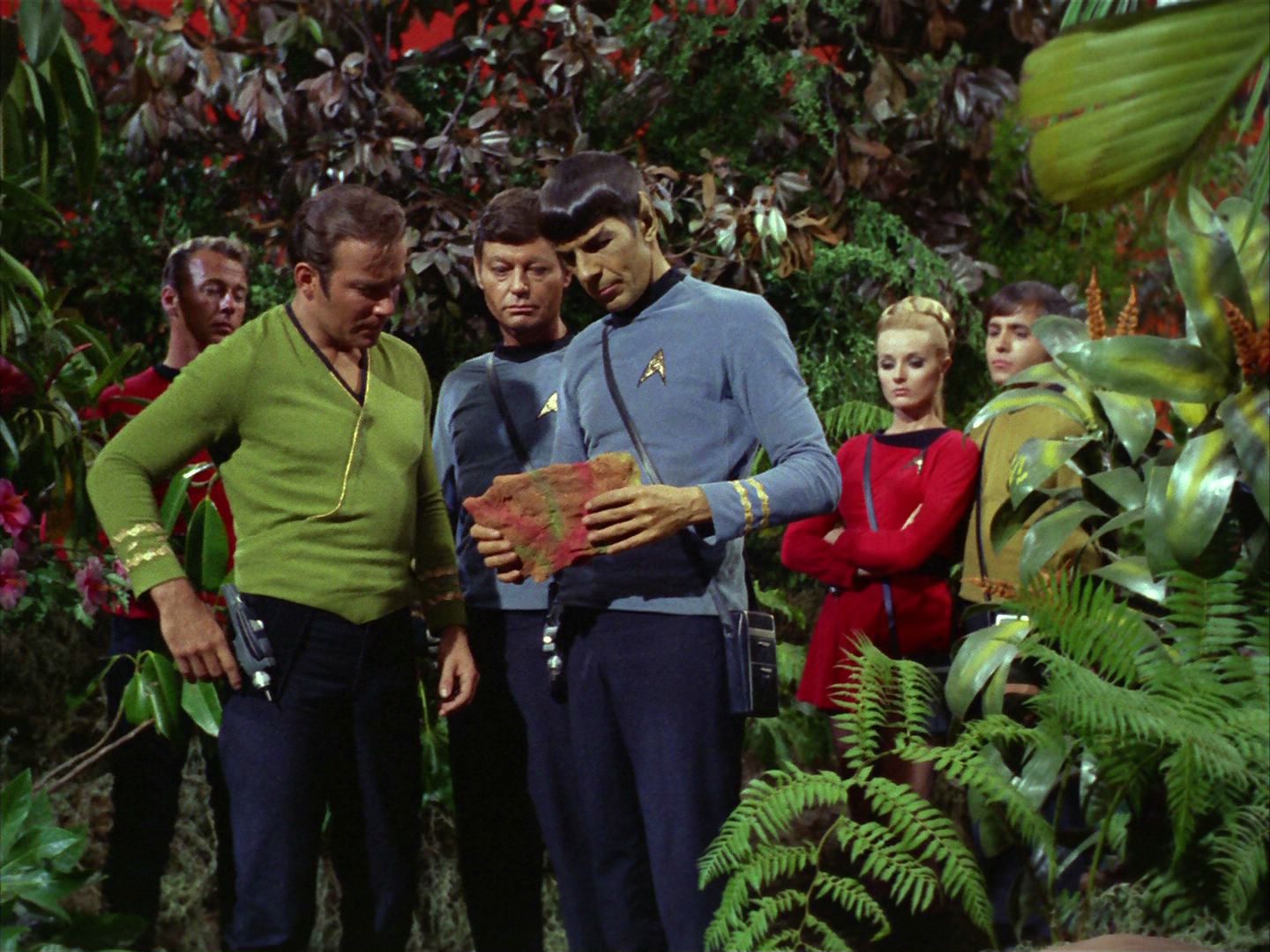 ariane179254_StarTrek_2x05_TheApple_0221.jpg