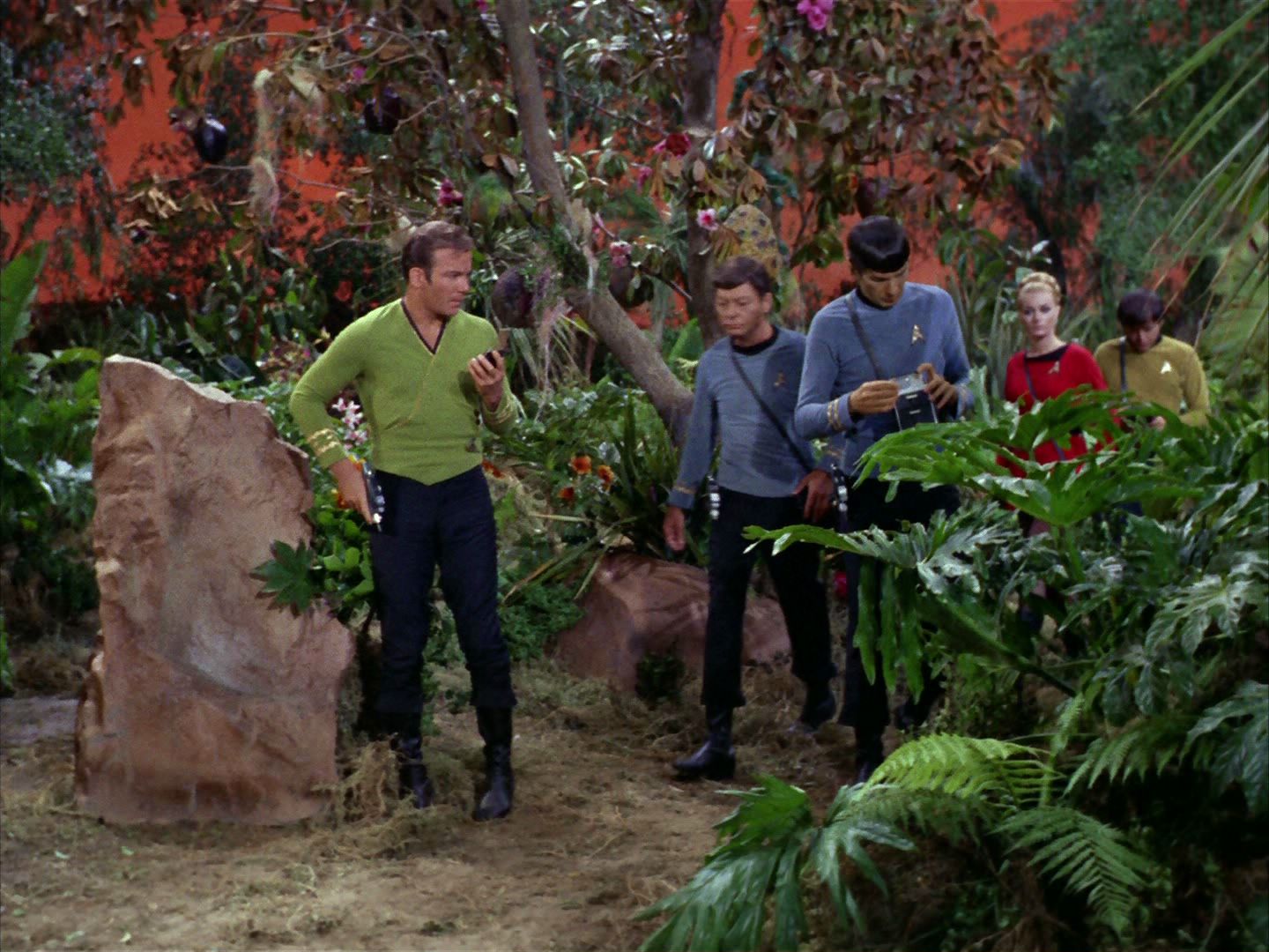 ariane179254_StarTrek_2x05_TheApple_0249.jpg