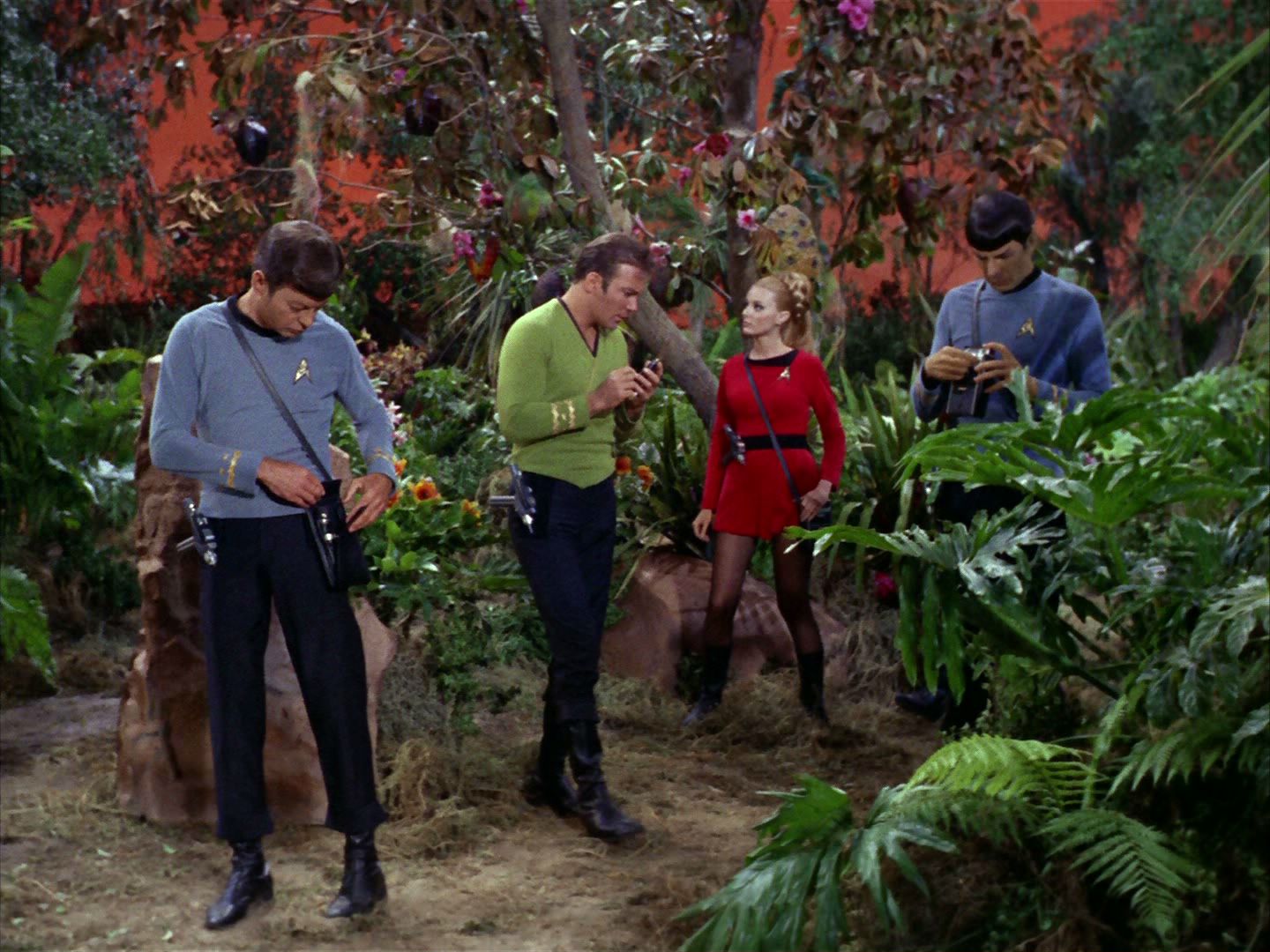 ariane179254_StarTrek_2x05_TheApple_0251.jpg