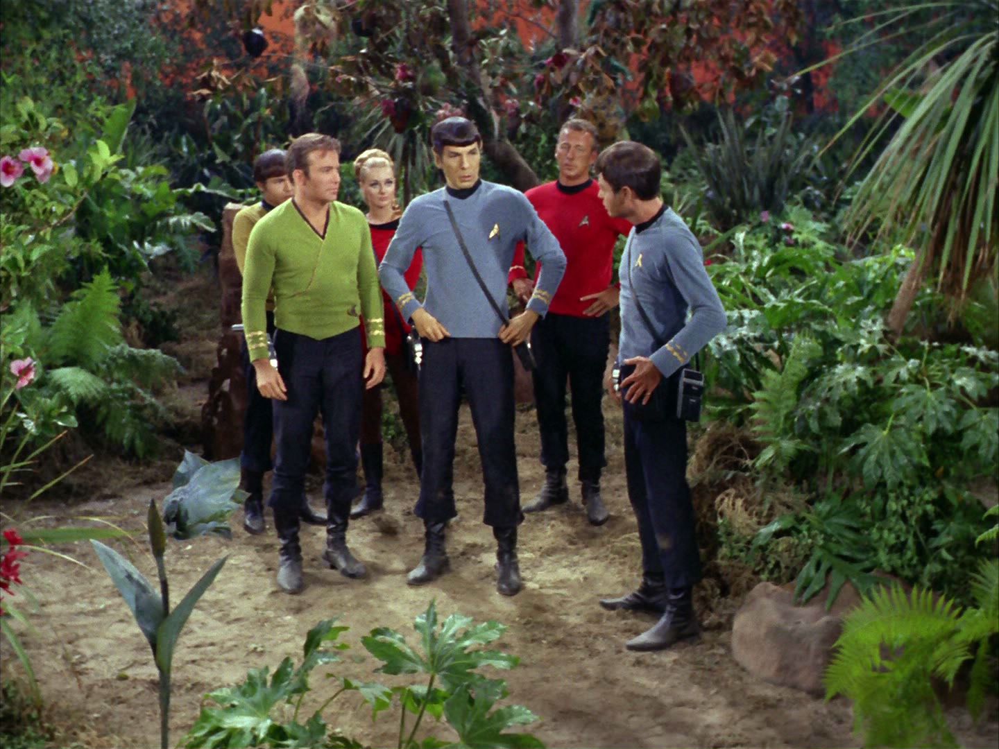 ariane179254_StarTrek_2x05_TheApple_0404.jpg