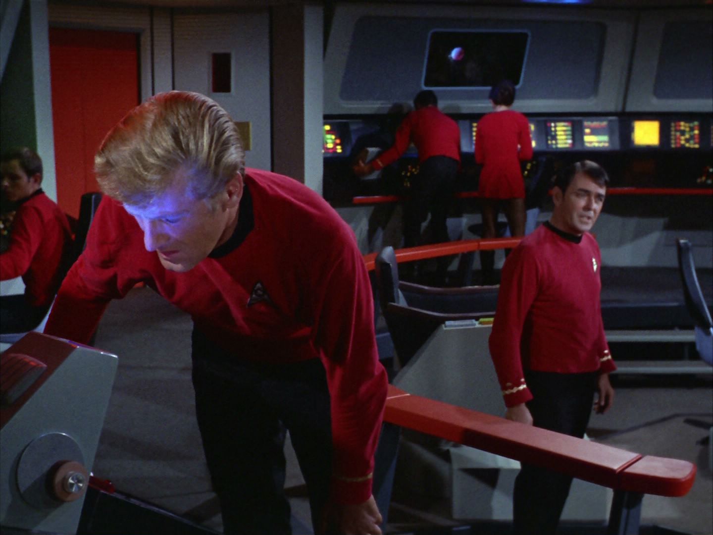 ariane179254_StarTrek_2x05_TheApple_0605.jpg