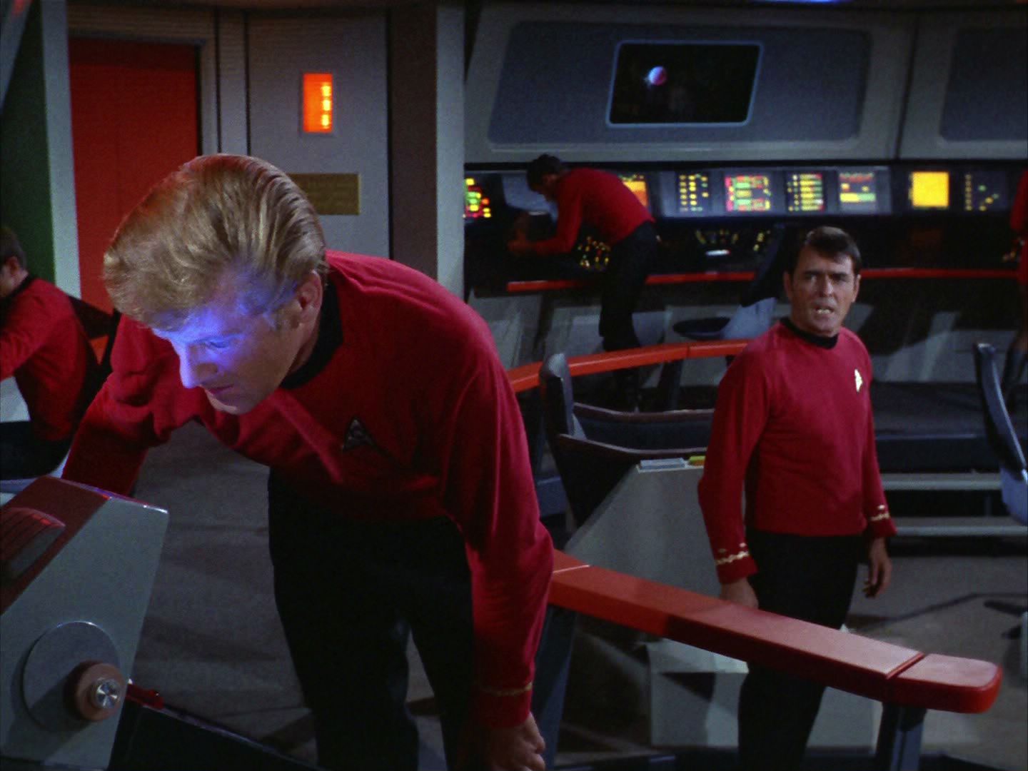 ariane179254_StarTrek_2x05_TheApple_0606.jpg