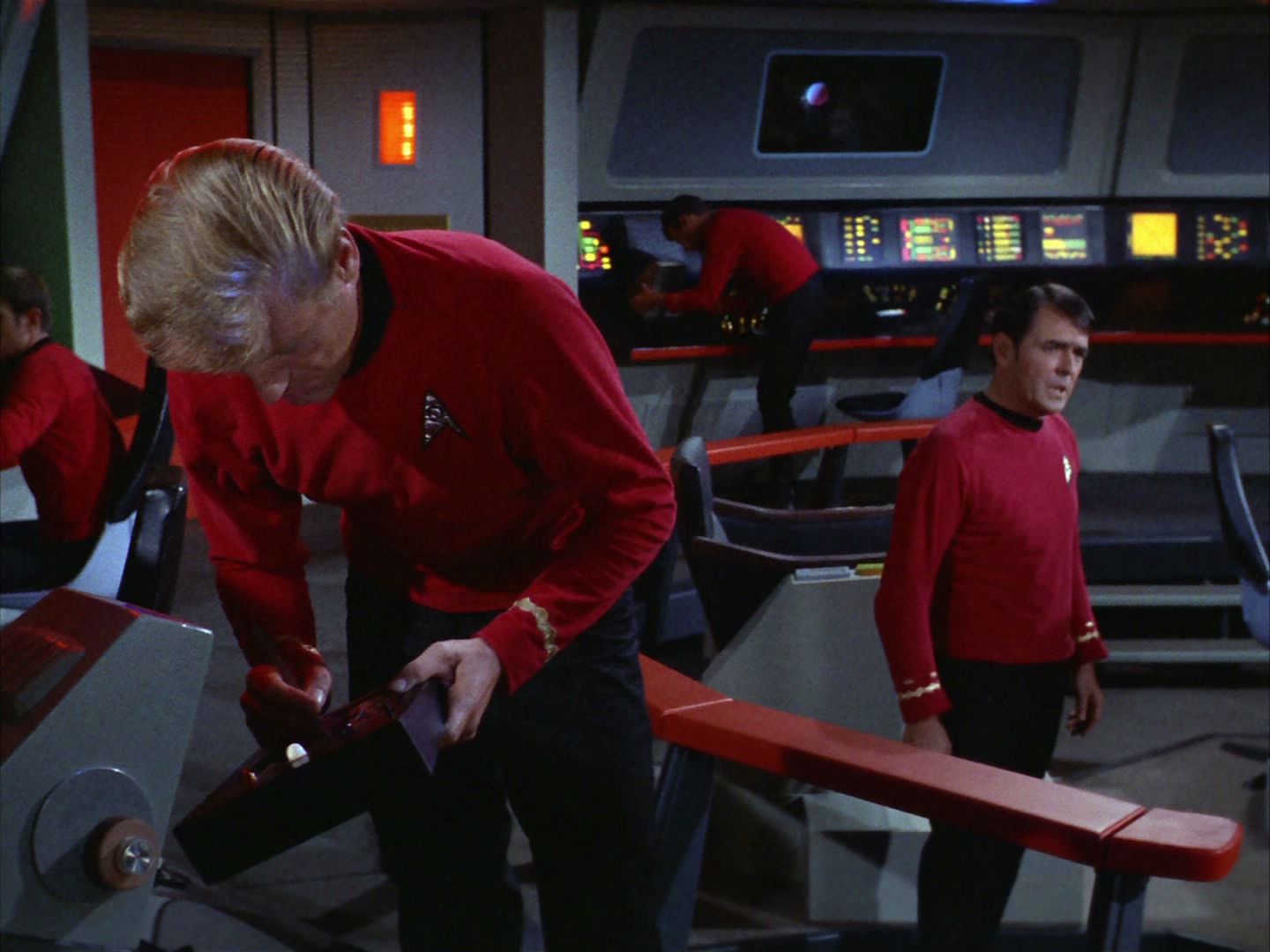 ariane179254_StarTrek_2x05_TheApple_0607.jpg