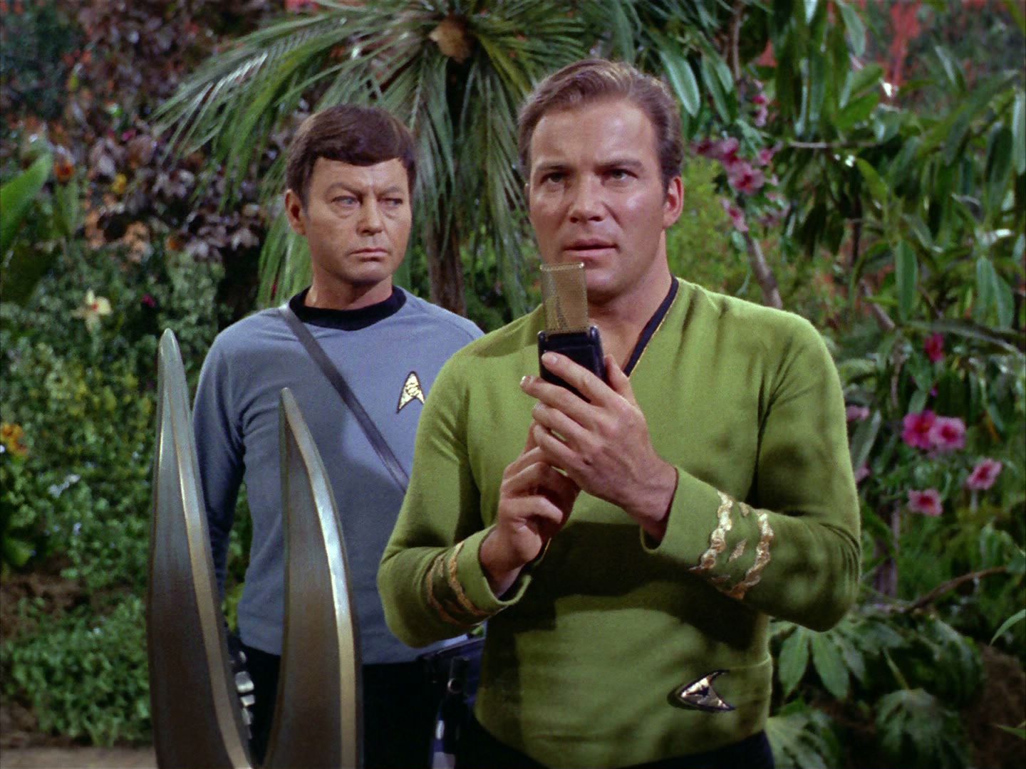 ariane179254_StarTrek_2x05_TheApple_0608.jpg
