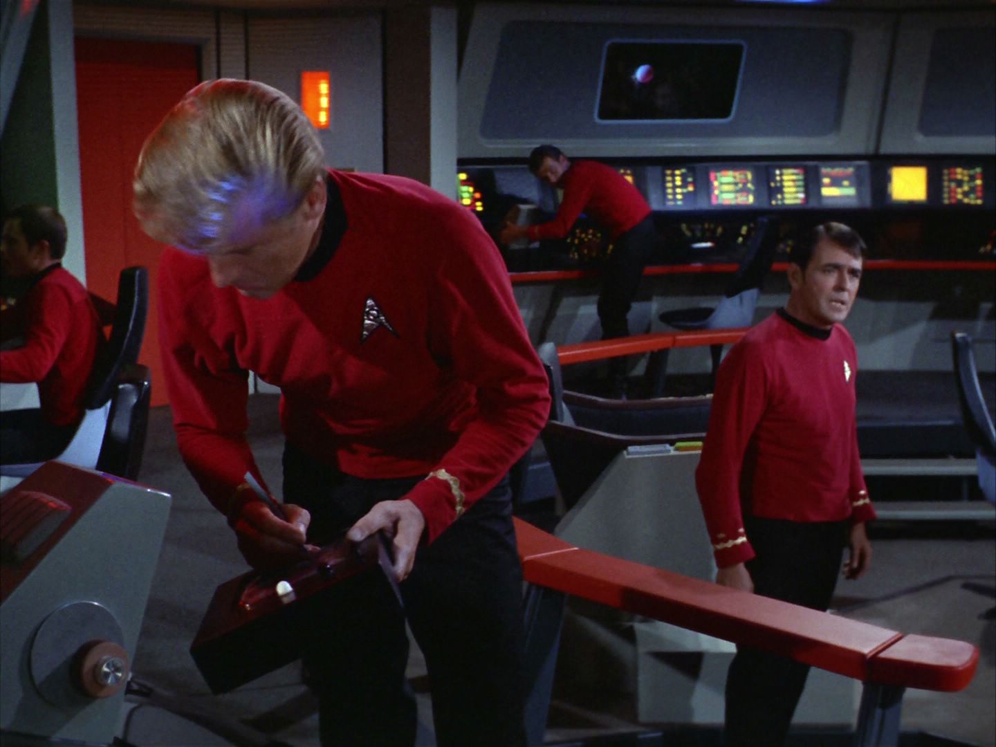 ariane179254_StarTrek_2x05_TheApple_0609.jpg