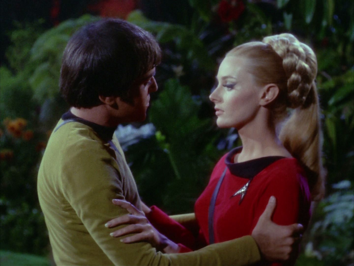 ariane179254_StarTrek_2x05_TheApple_1067.jpg