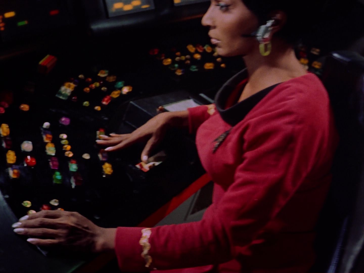 ariane179254_StarTrek_2x07_Catspaw_0070.jpg
