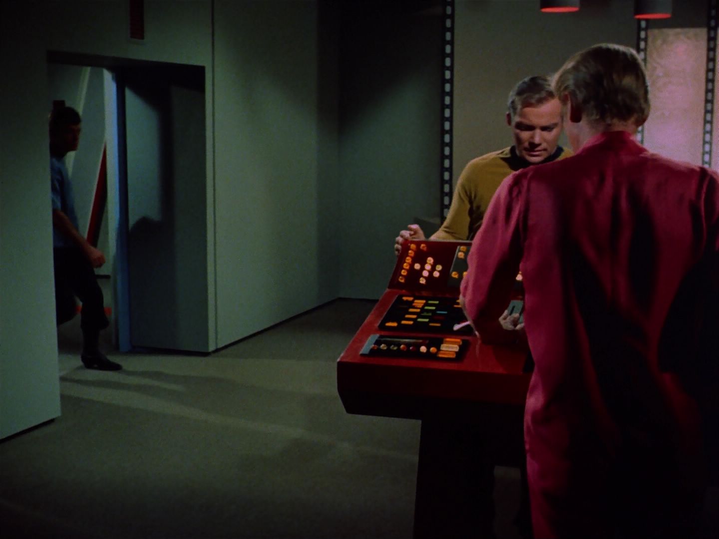 ariane179254_StarTrek_2x07_Catspaw_0079.jpg