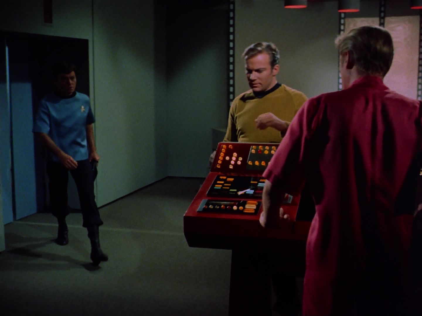 ariane179254_StarTrek_2x07_Catspaw_0080.jpg