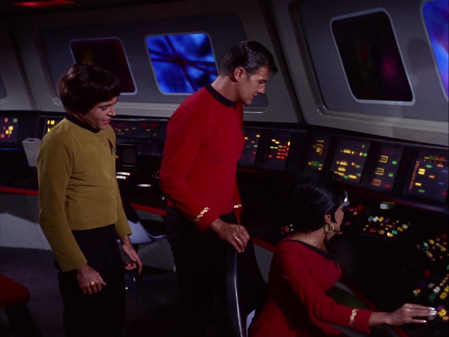 ariane179254_StarTrek_2x07_Catspaw_1829.jpg