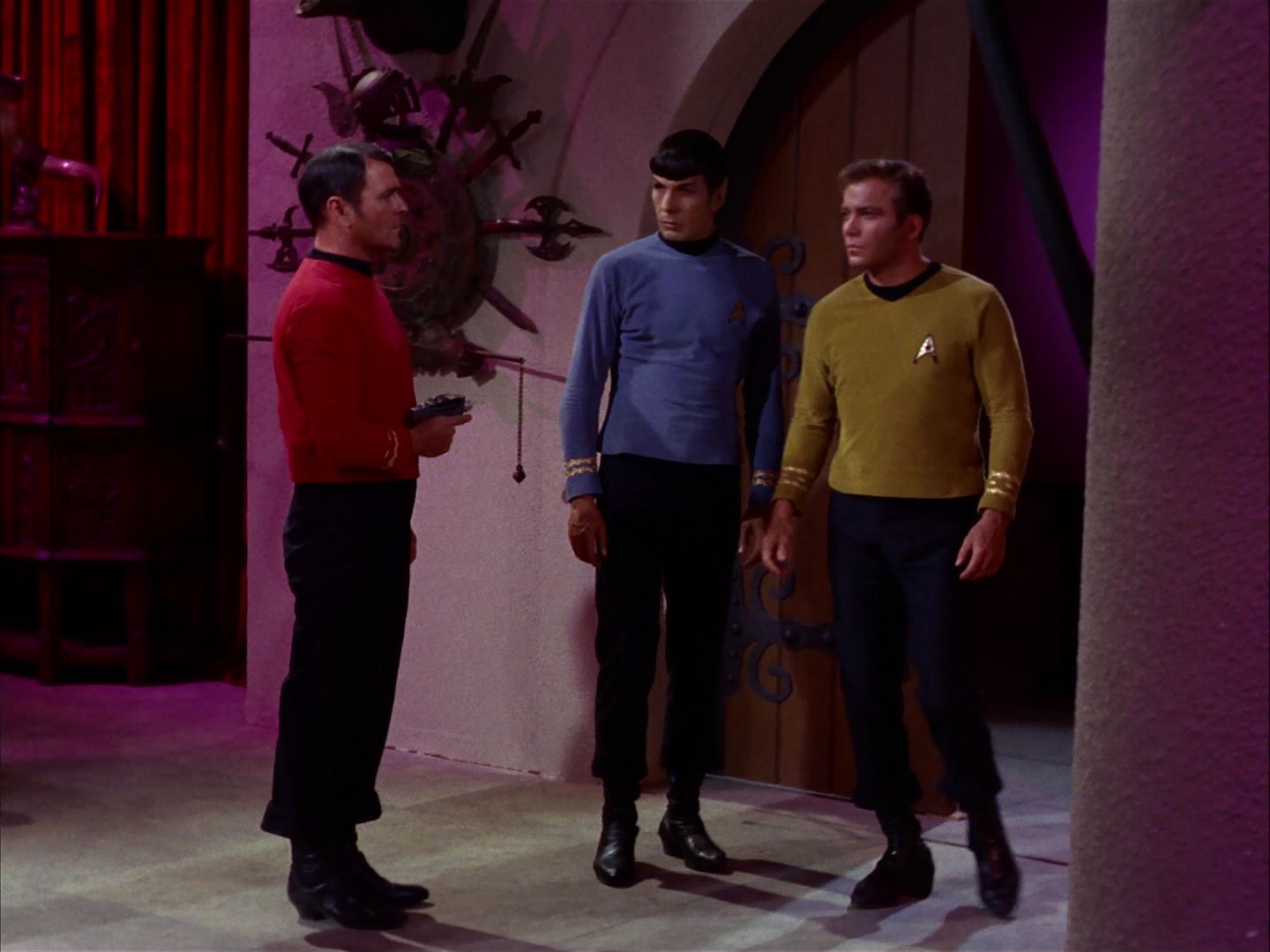 ariane179254_StarTrek_2x07_Catspaw_1996.jpg