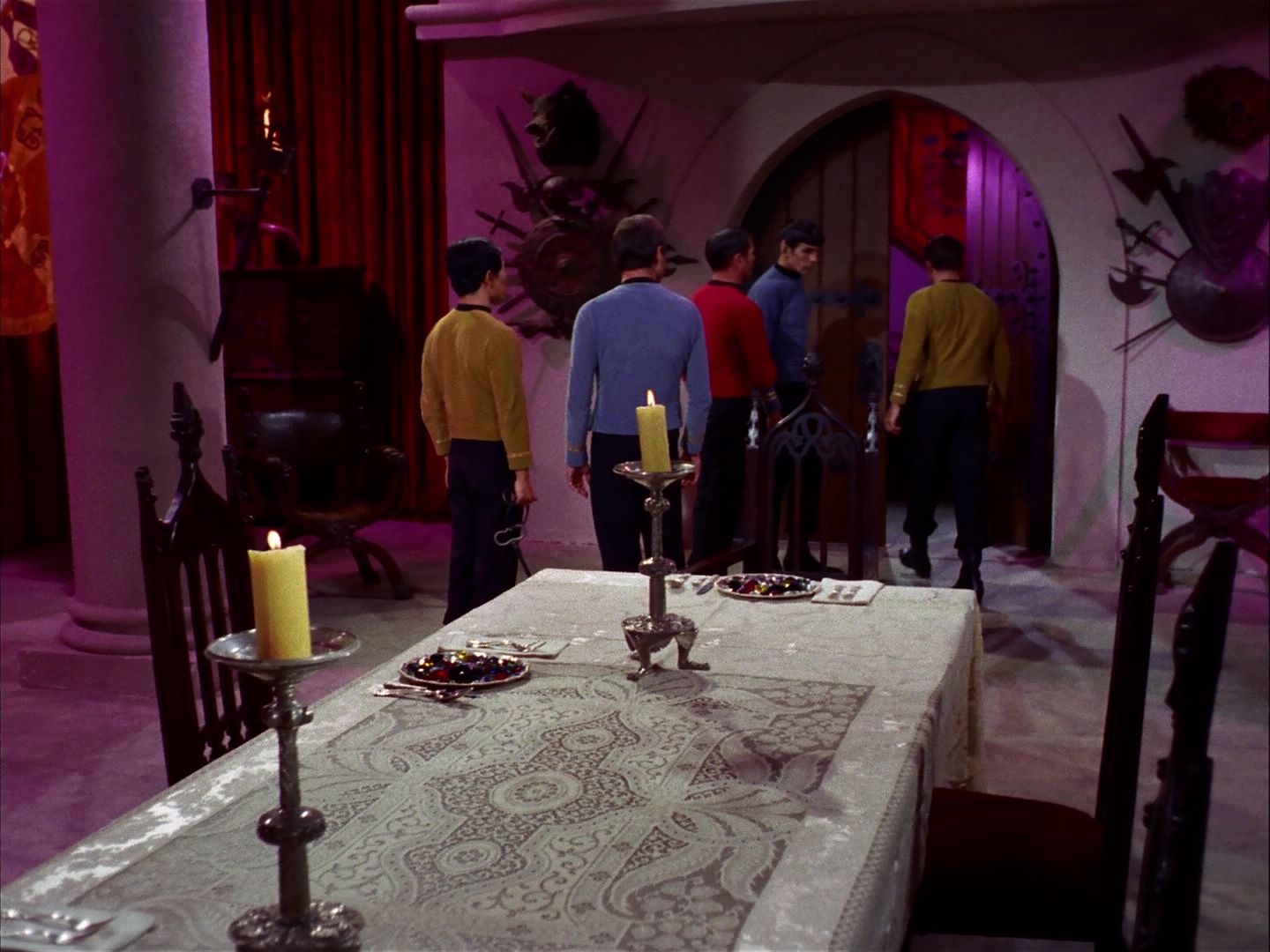ariane179254_StarTrek_2x07_Catspaw_2005.jpg