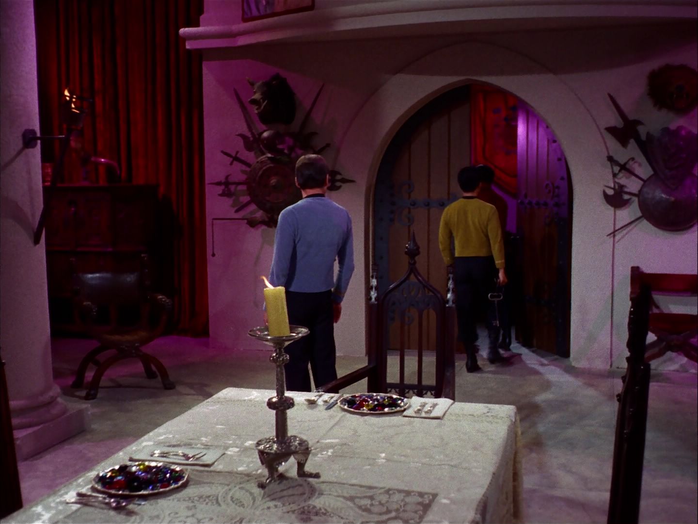 ariane179254_StarTrek_2x07_Catspaw_2009.jpg