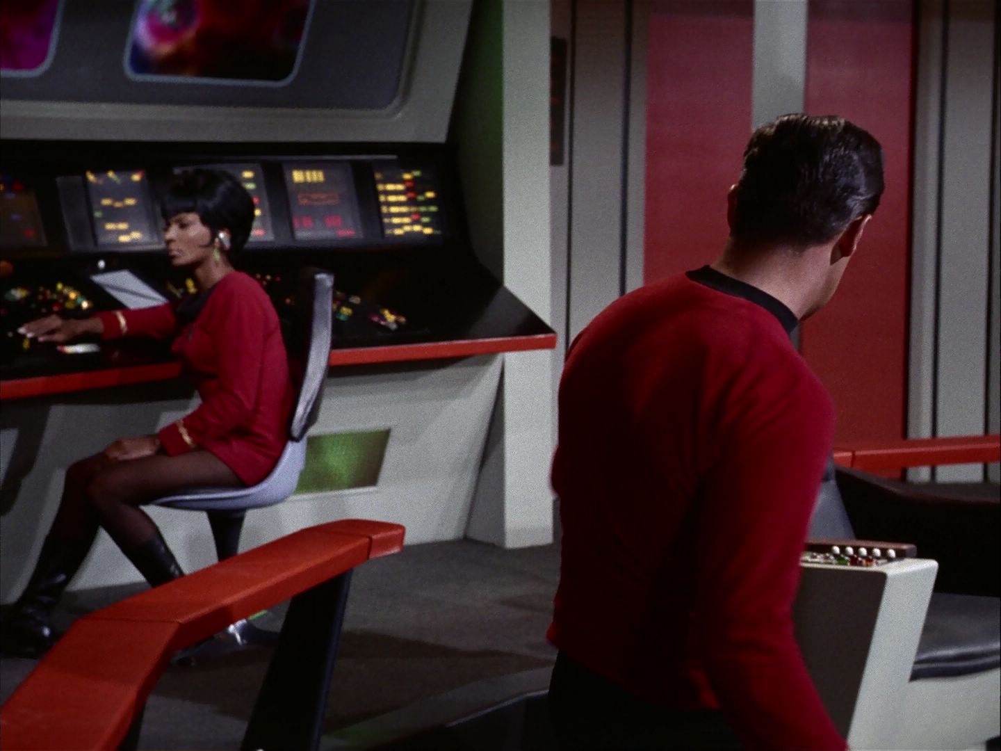 ariane179254_StarTrek_2x07_Catspaw_2037.jpg