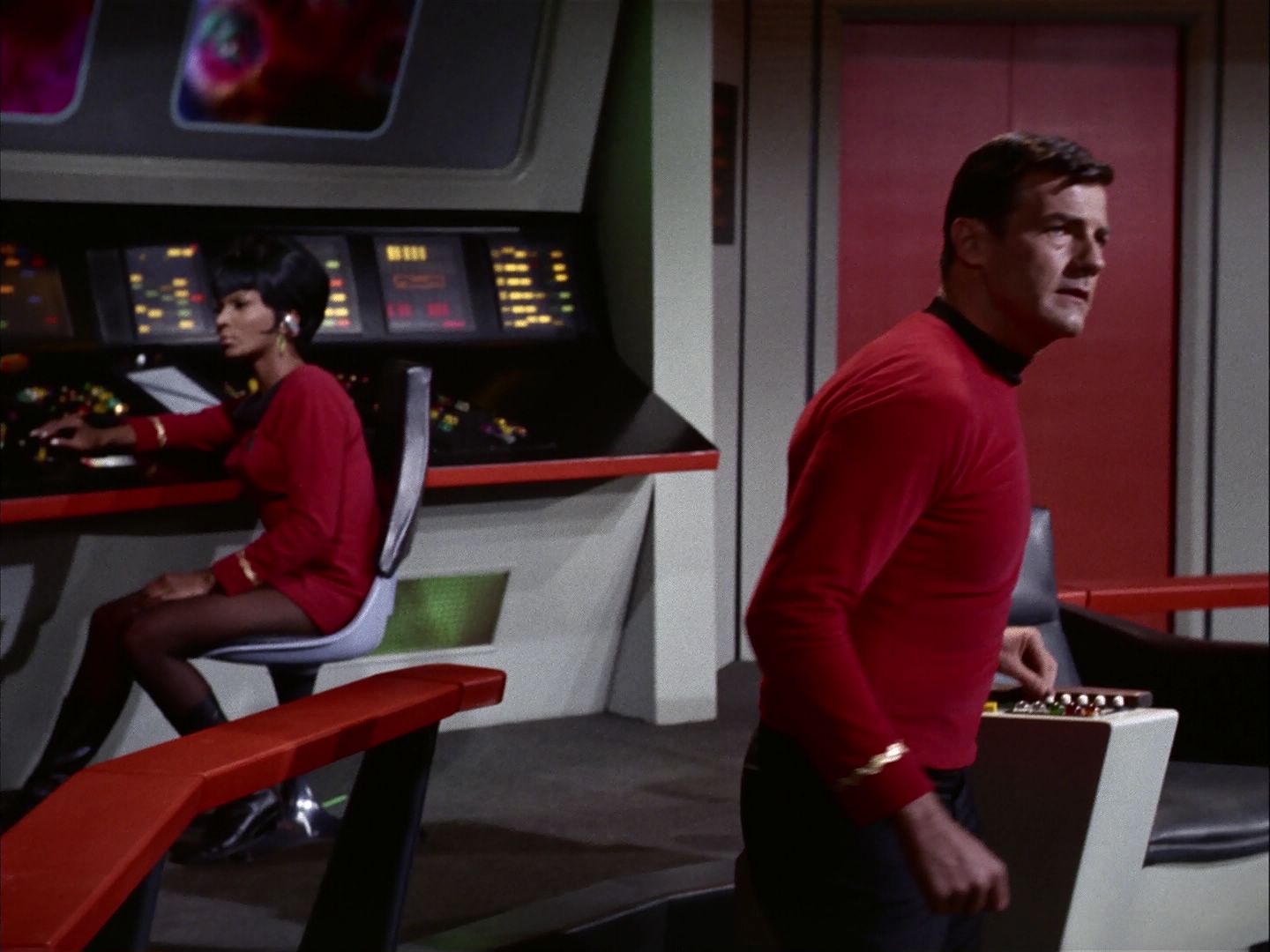 ariane179254_StarTrek_2x07_Catspaw_2038.jpg